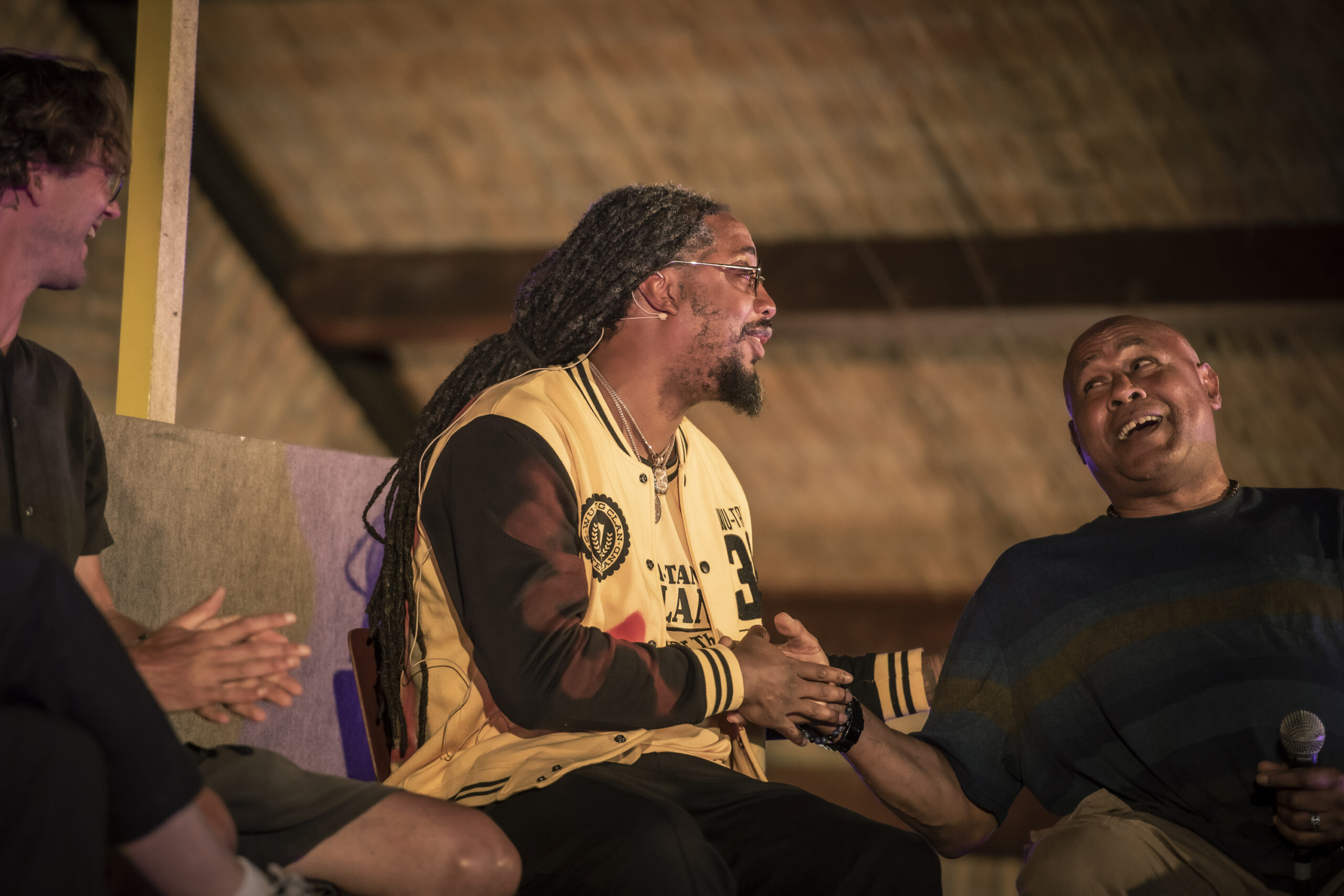 rapper Y.M.P. in gesprek bij het nagesprek bij de voorstelling Terecht van theatergroep Wabi Sabi in de Brandanuskerk in Midsland tijdens Oerol 2023