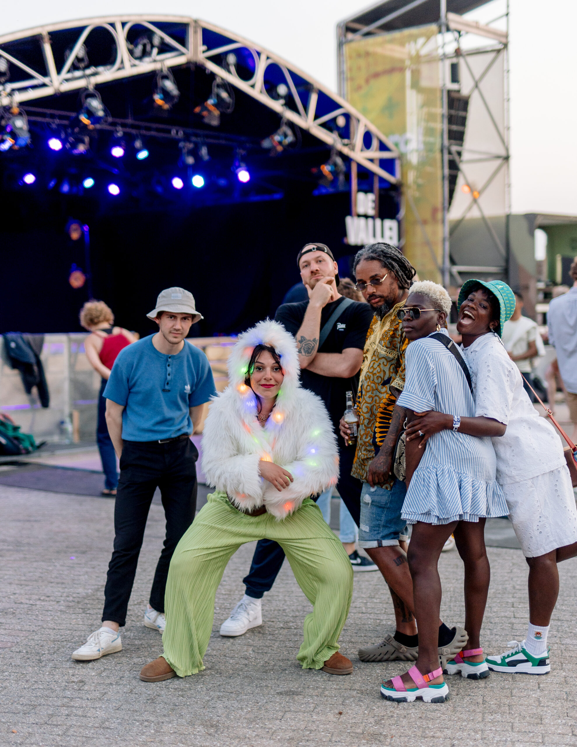 Groep jonge, hippe bezoekers op festivalhart de Deining, oerol 2023
