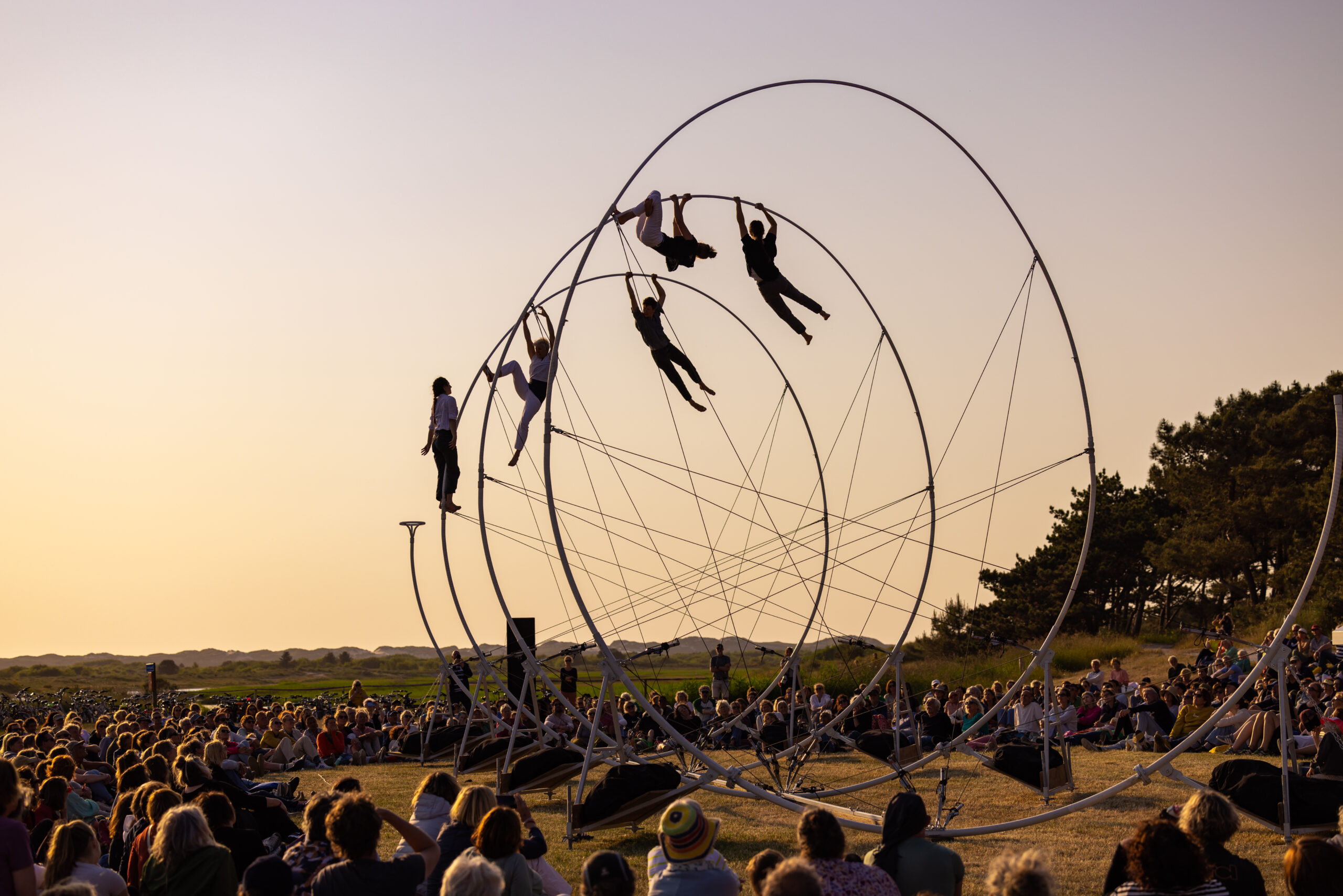 Spectaculaire acrobatische circusperformance van vijf vrouwn in en op een reuzen spiraal, voorstellingsbeeld van La Spire van circusgroep Rhizome - tijdens Oerol 2023