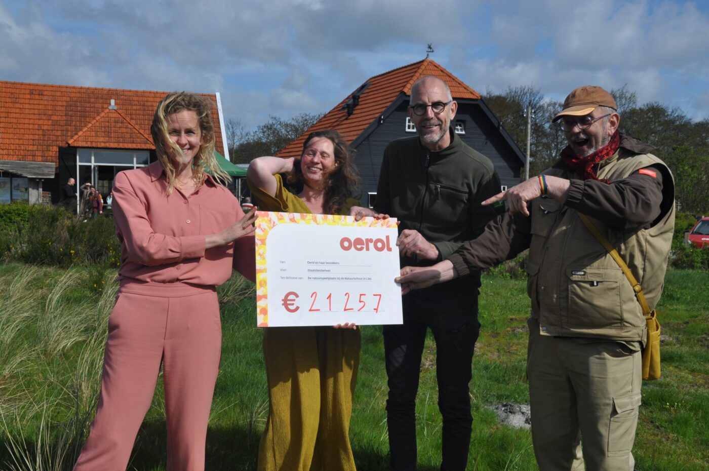 Oerol presents generous donation for the construction of children’s playground in Lies