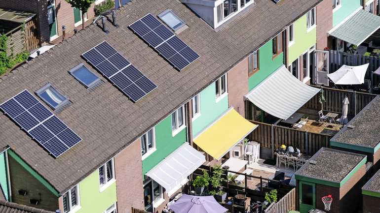 Huizen met zonnepanelen en zonwering