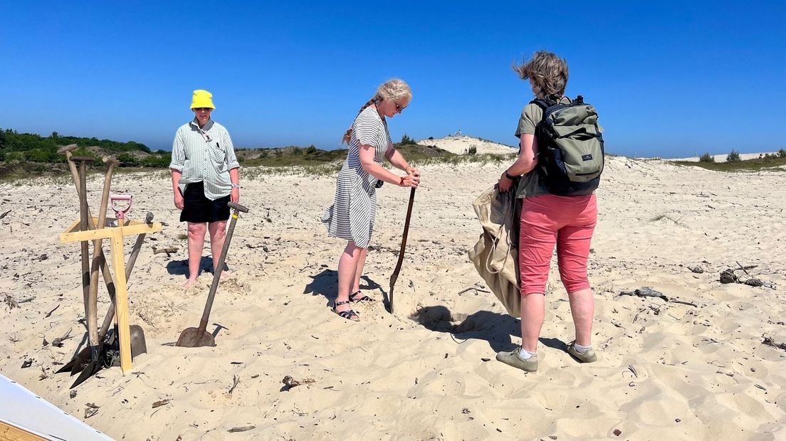 Bezoekers van de kunstekspeditie 'Zandscheppers' op Oerol moeten de handen uit de mouwen steken, Oerol 2023