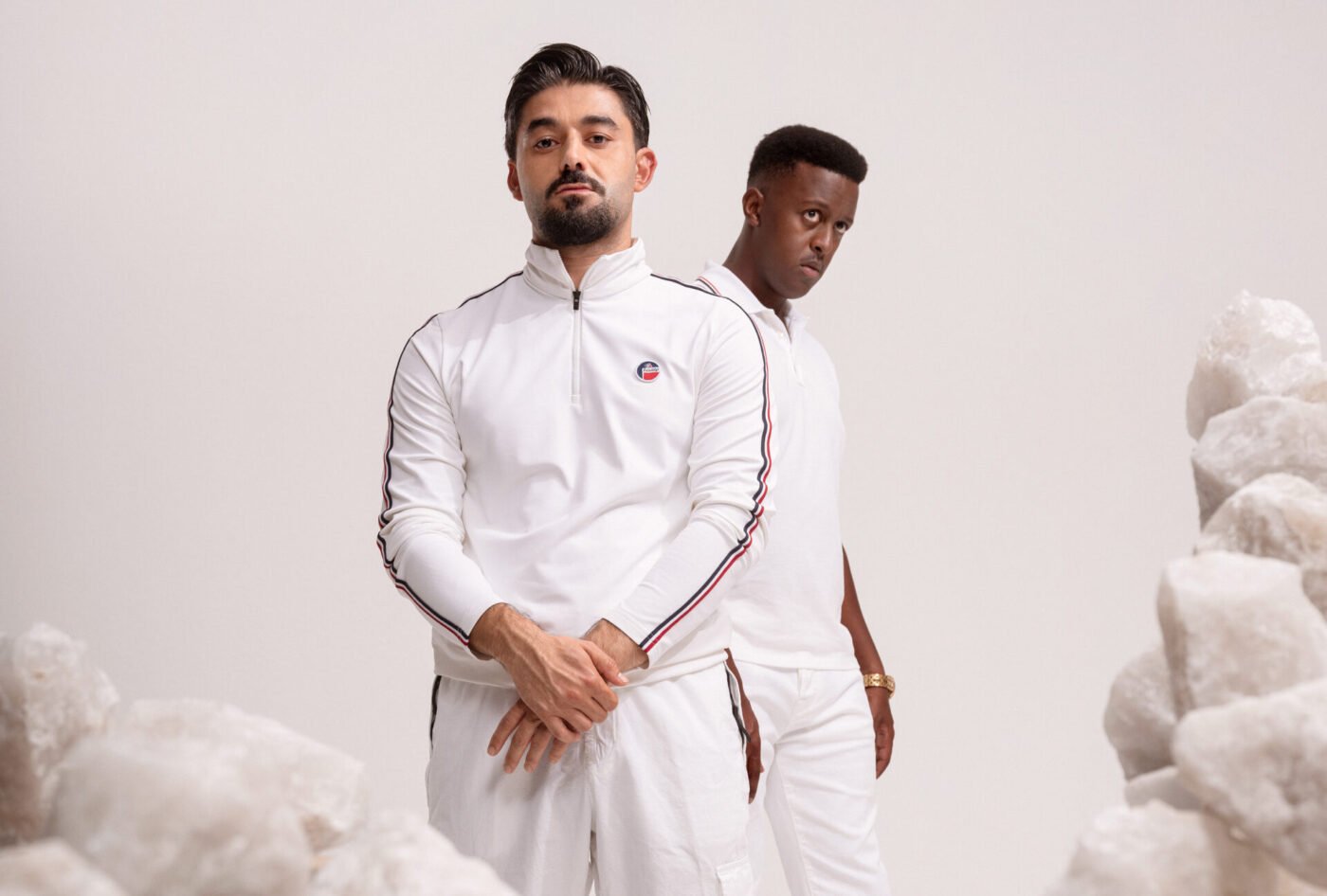 Acteurs Ferhat Kaplan en Jean Pierre Nshimyumuremyi op het campagnebeeld van de voorstelling Bergen Verzetten van Theater Rast welke op Oerol 2024 zal spelen.