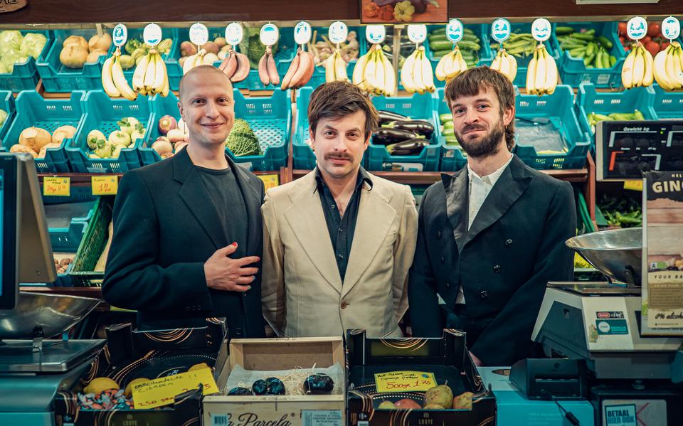 Joost Oomen & De Poezieboys poseren in een groentenwinkel, beeld behorend bij theatervoorstelling Lorca van productiehuis Explore the North.