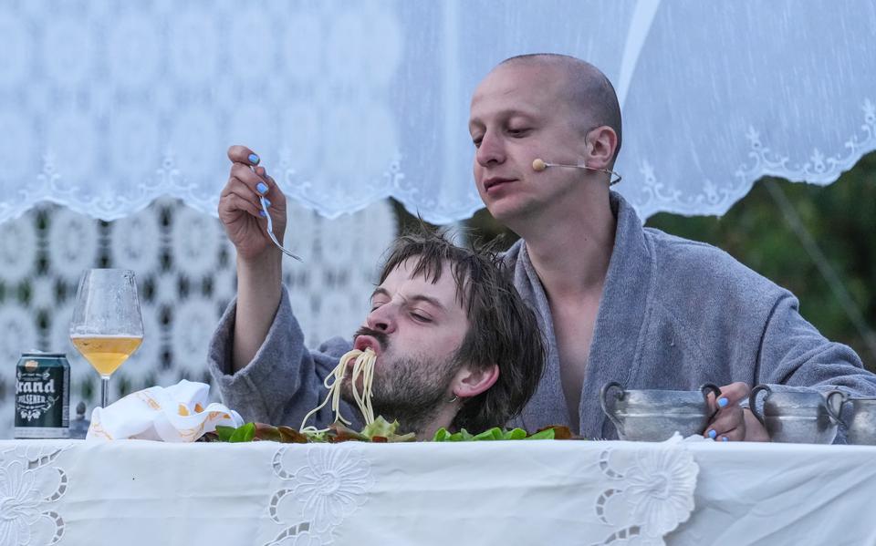 Twee acteurs dineren in de theatervoorstelling Lorca van dichter en schrijver Joost Oomen tijdens Oerol 2023.