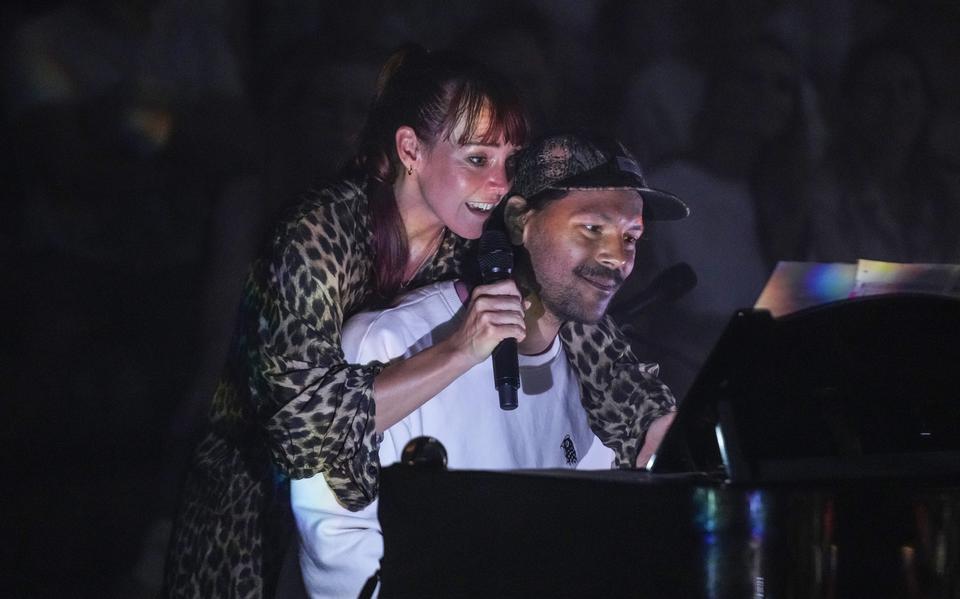 Zangeres Wende met muzikant tijdens theatervoorstelling Vrijplaats op Oerol 2023.