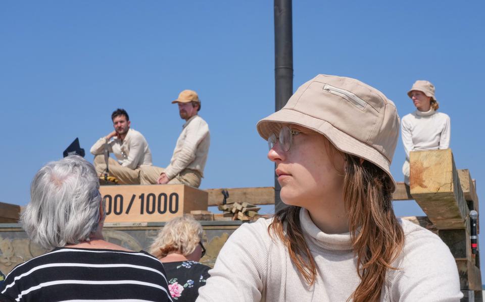 De acteurs van theatercollectief Walden tijdens hun performance NAU 0000/1000, de nulmeting tijdens Oerol 2023.