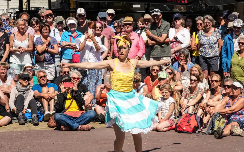 Straattheater in West Terschelling van actrice en clown Giselle la Pearl tijdens Oerol 2023