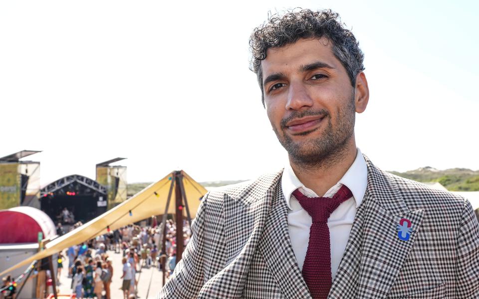 Portret van Hooman Nassimi met op de achtergrond festivalhart de Deining.