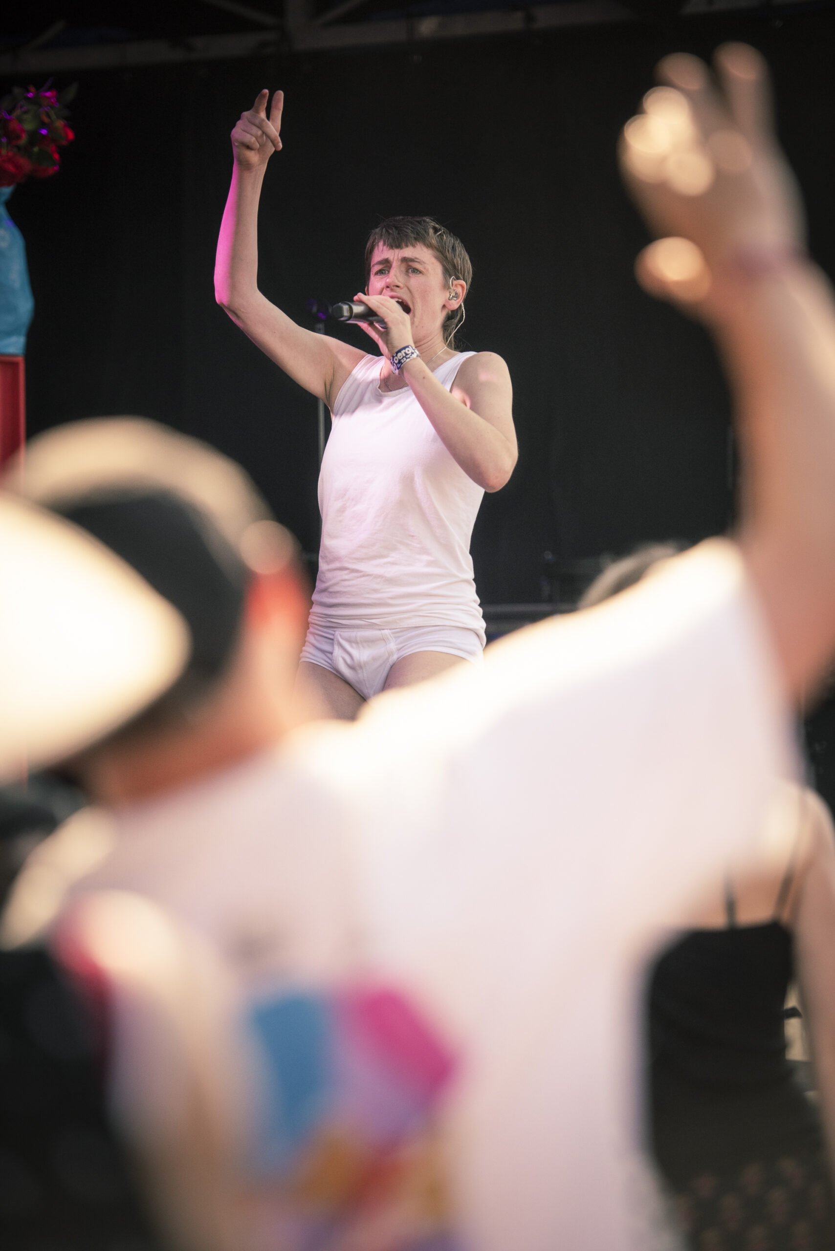 Optreden van muzieksensatie Elmer op de Vallei, het grote podium op Festivalhart de Deining tijdens Oerol 2023.