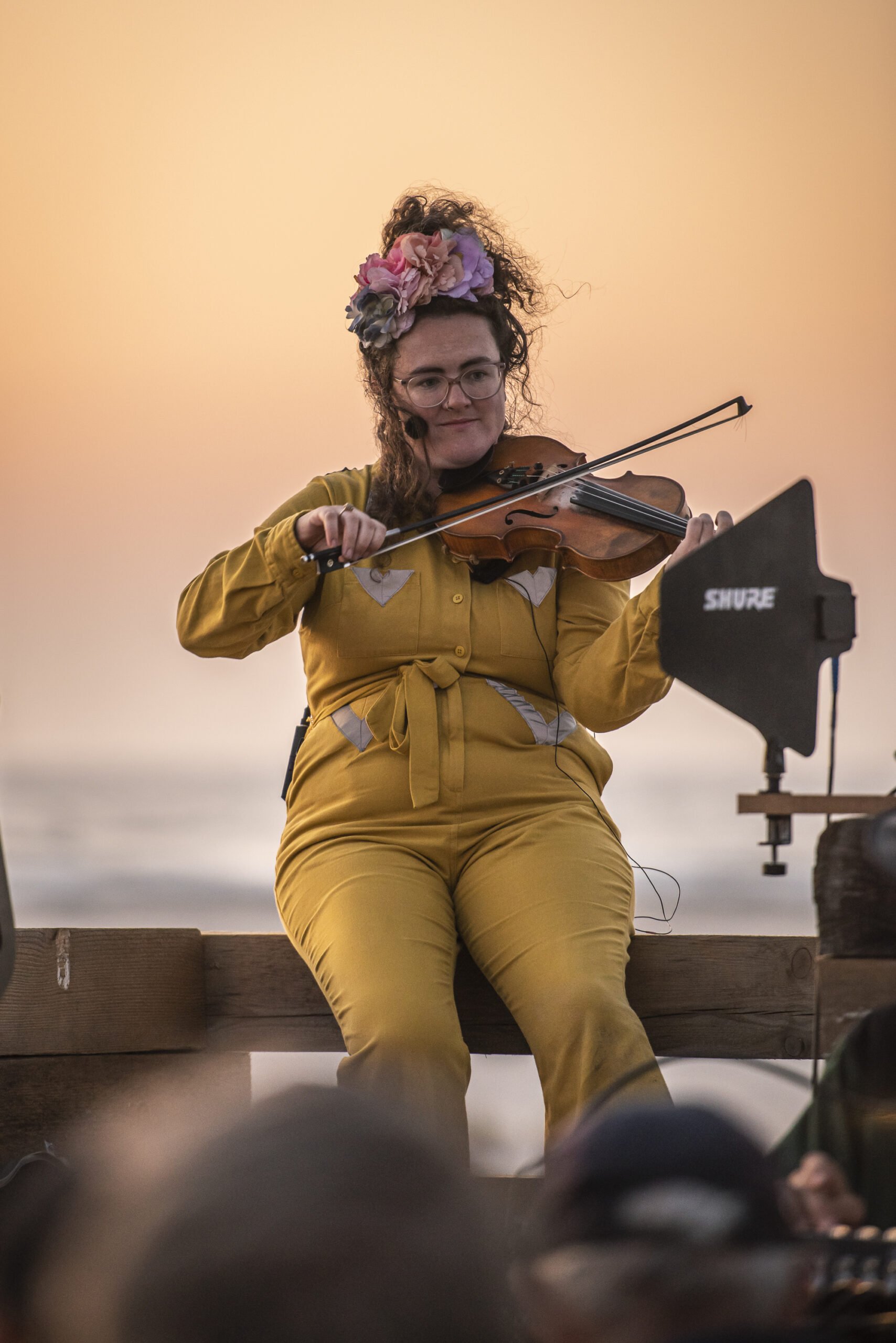 Violist tijdens het Huisfeest, een performance van Collectief Walden tijdens Oerol 2023.