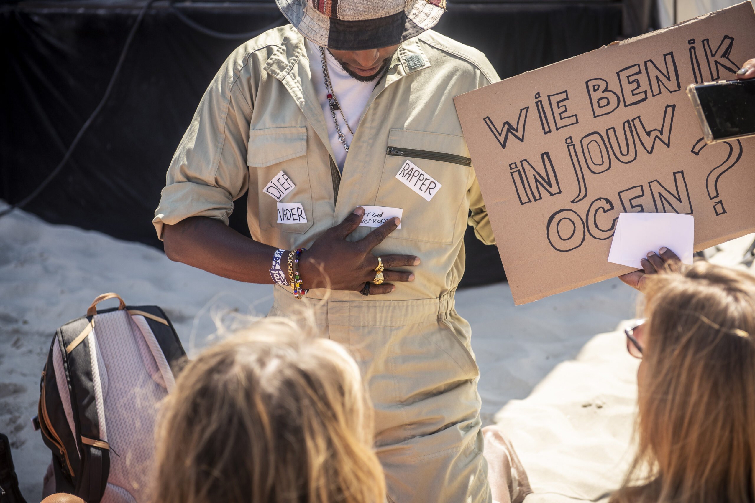 Man vraagt wie hij is in de ogen van het publiek tijdens storytelling voorstelling In de Ogen van de ander van Elten Kiene, Oerol 2023