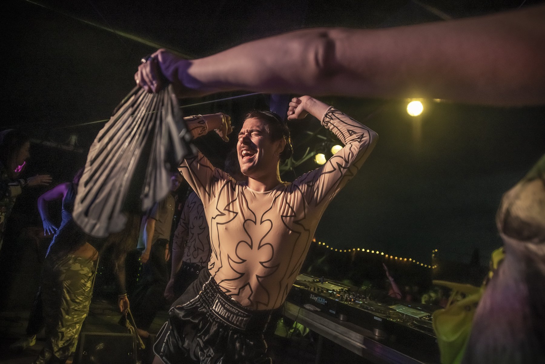 Dansende DJ bij het optreden van Doppelgang tijdens het afsluitende feest op zondagavond van Oerol 2023.