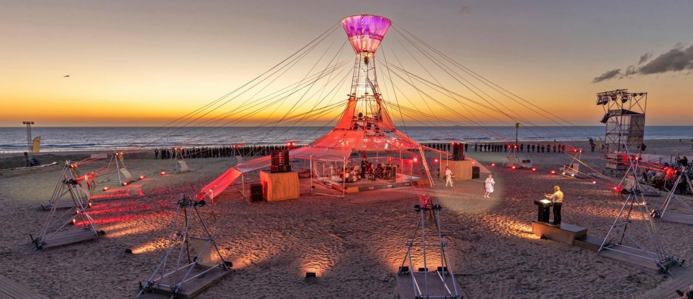 Podium op het strand van openlucht muziekfestival Festival Classique 2023 in Scheveningen.