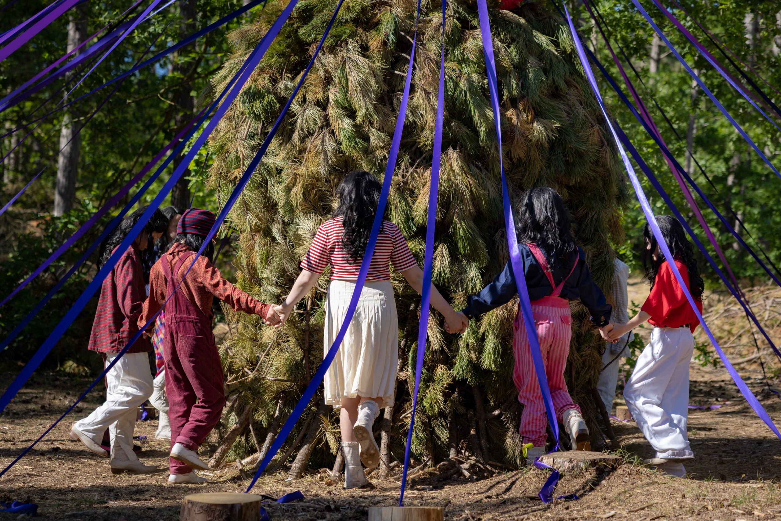 Voorstellingsbeeld met Terschellinger kinderen uit residentie voorstelling The Cure van theatergroep Tijd van de Wolf van theatermaker Alexandra Broeder, Oerol 2023.