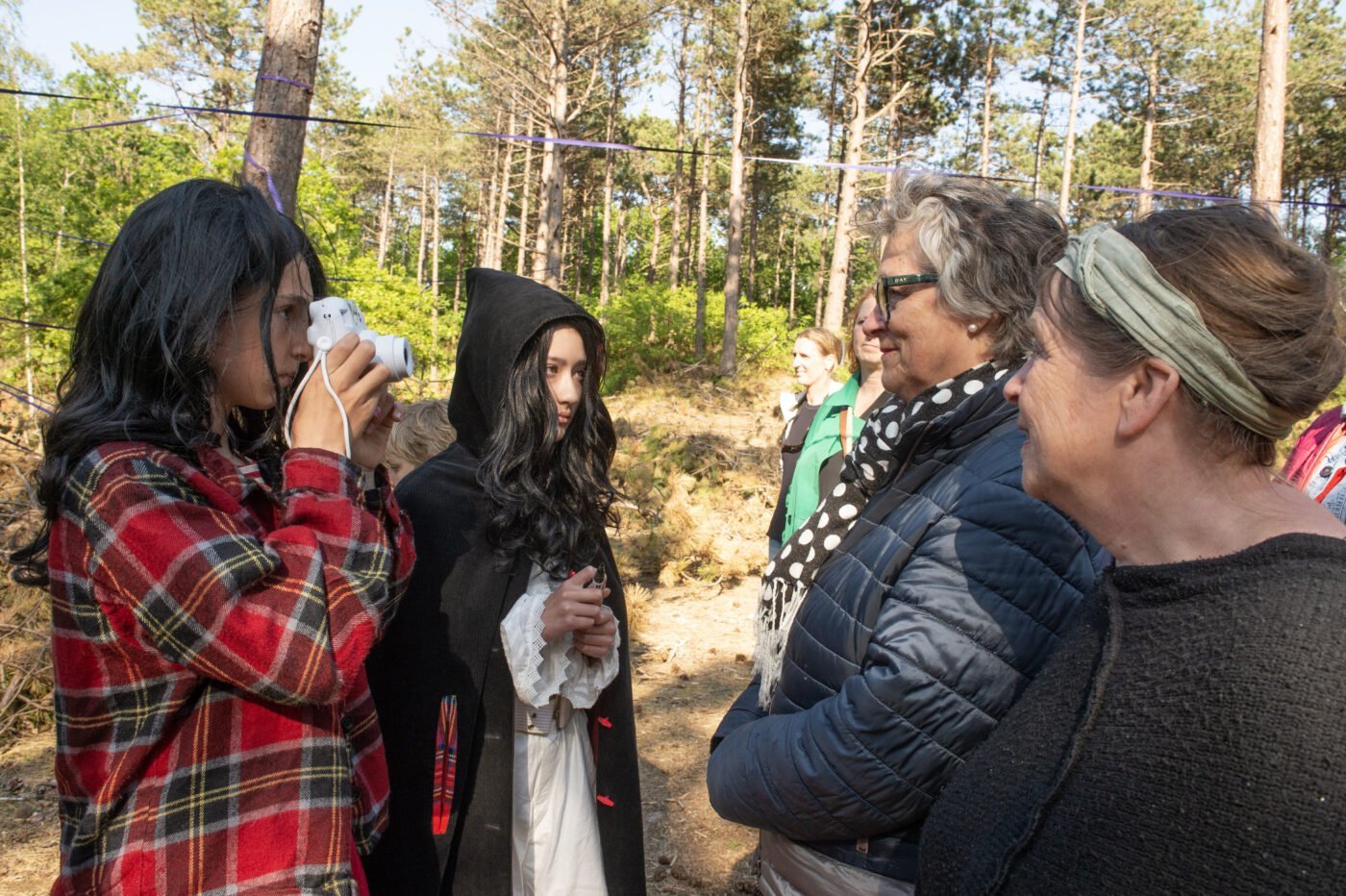 Terschellinger kinderen fotograferen publiek in de residentie voorstelling The Cure van theatercollectief Tijd van de Wolf en Alexandra Broeder, Oerol 2023