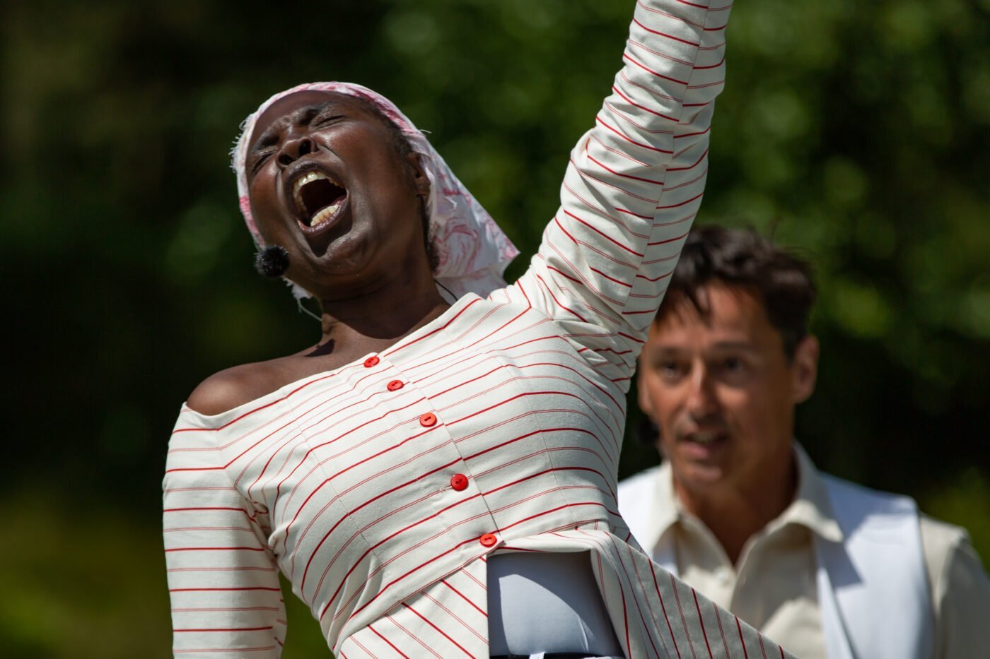 Zwarte vrouw protesteert luid schreeuwend, beeld uit Ik zeg toch Sorry van Raymi Sambo Maakt / Theatergroep Aluin, Oerol 2022.