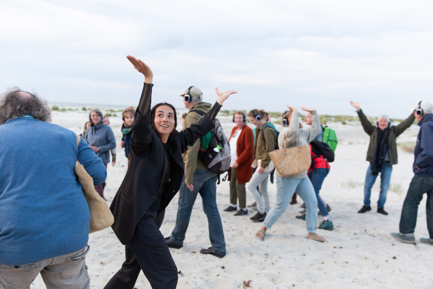 Een groep mensen met koptelefoons op dansen tijdens SLEEEP DREEEAM WAKEEE, een theatervoorstelling van Het Atelier / Lucinda Wessels tijdens Oerol 2022.