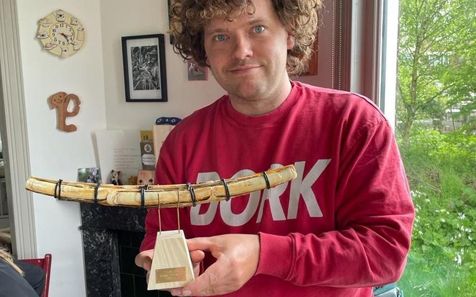 Kunstenaar Bart Eysink Smeets toont Symbio prijs.