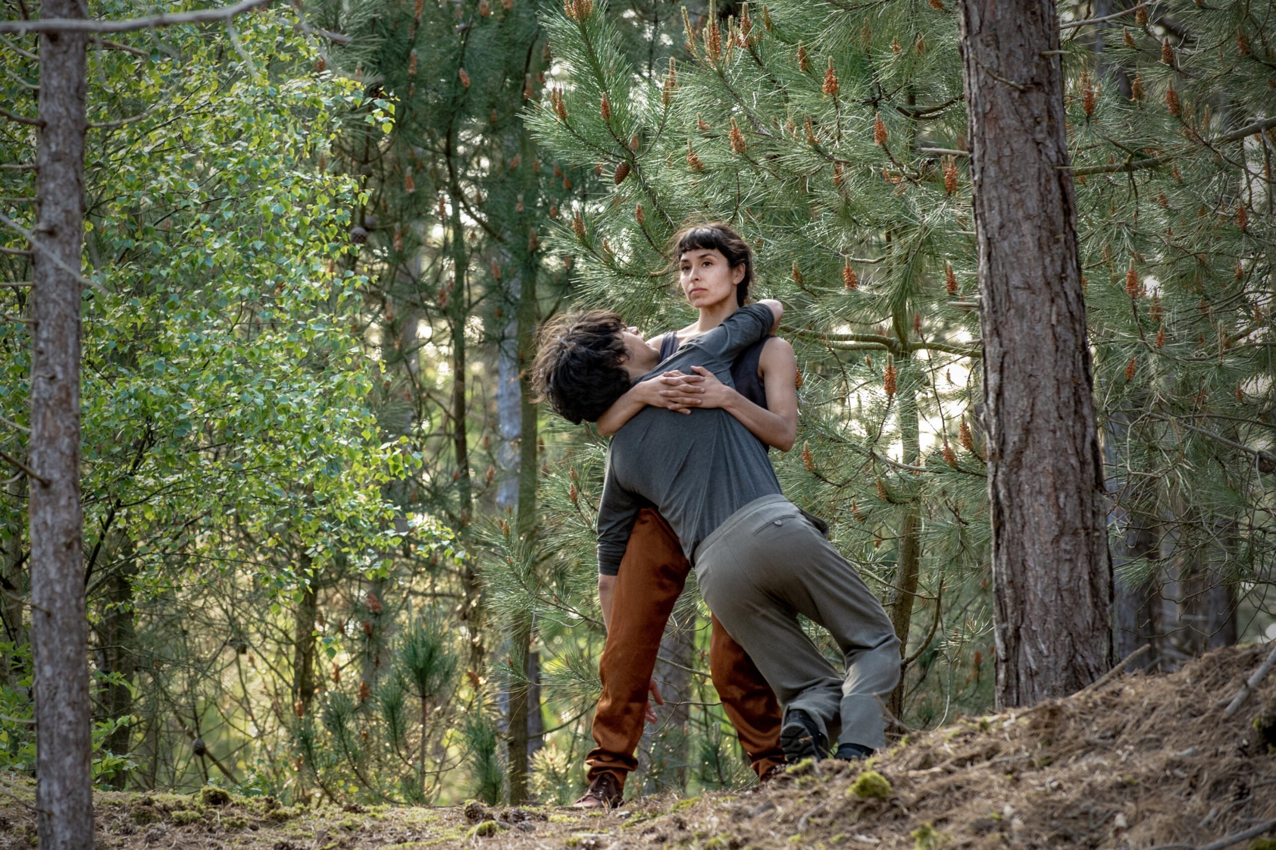 Twee dansers van theatergroep De Dansers tijdens hun voorstelling in het bos, Hush, Oerol 2023.