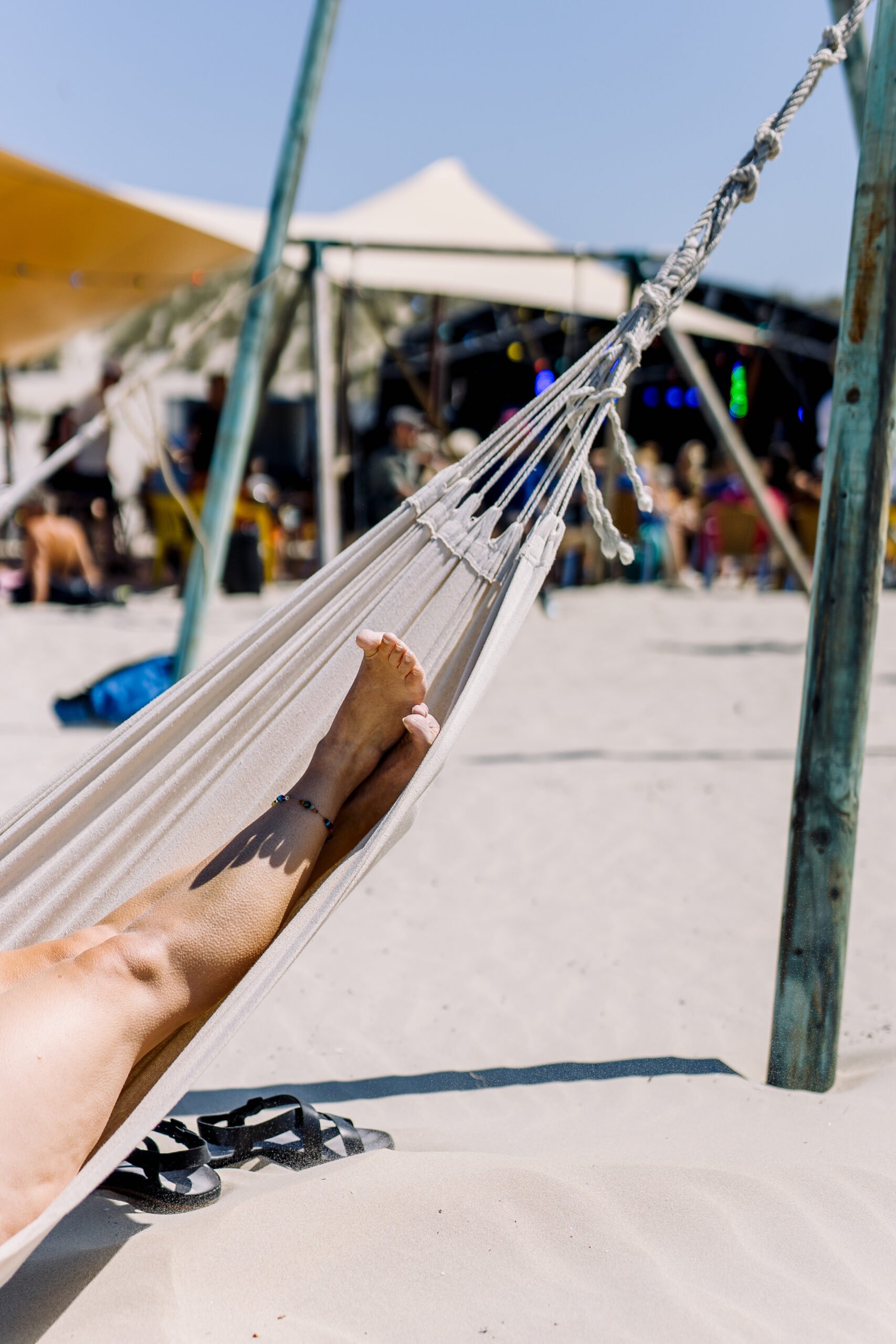 Vrouw in hangmat op festivalterrein het Strand, Oerol 2023