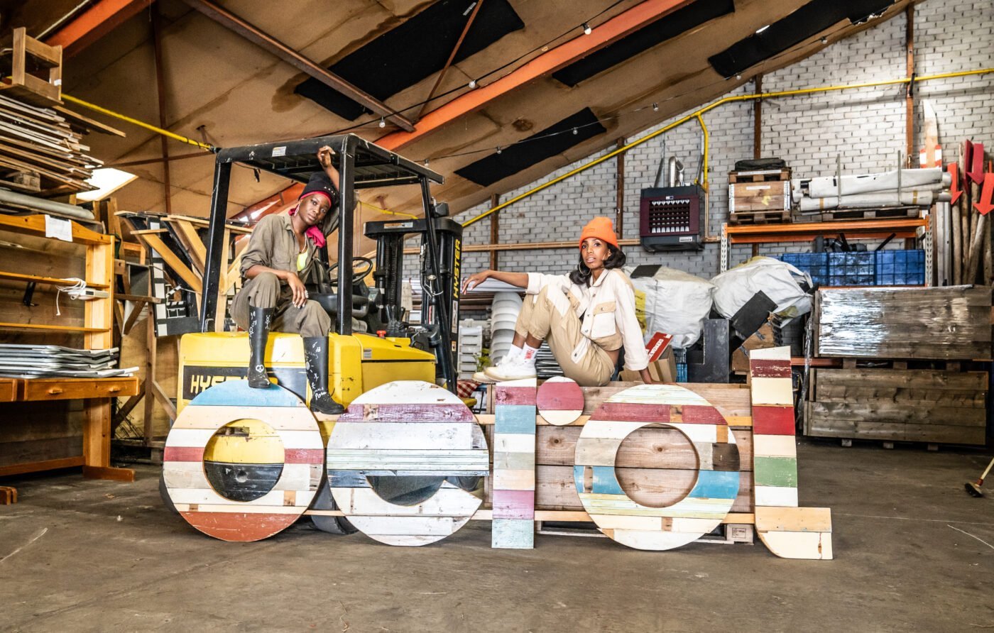 Oerol hosts Dionne en Jennifer in de Oerol Loods voor het wegens corona afgelaste festival in 2020