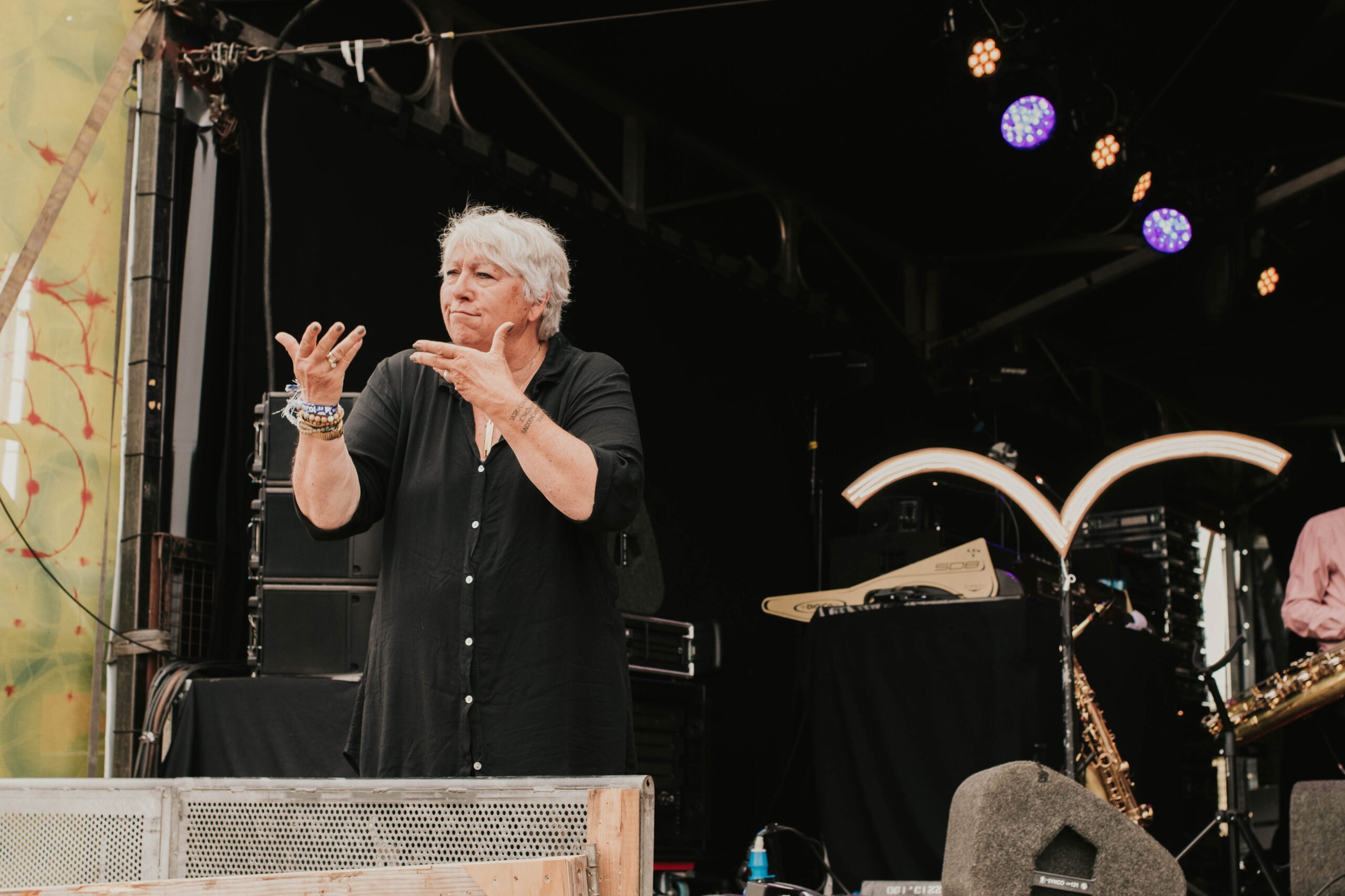 Doventolk Erika Zeegers op het podium bij de Deining tijdens het visuele taalweekend Oero 2023