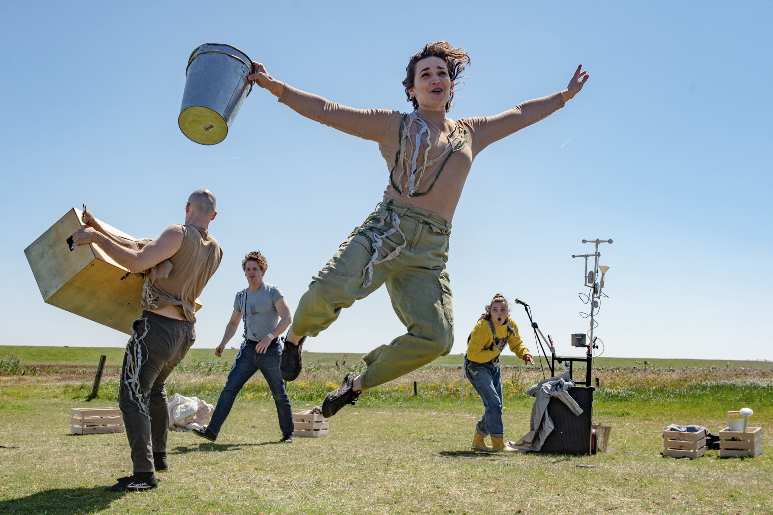 Acrobaten van circuscollectief Hringleikur uit IJsland tijdens hun theatervoorstelling Whatever the Weather tijdens Oerol 2023.