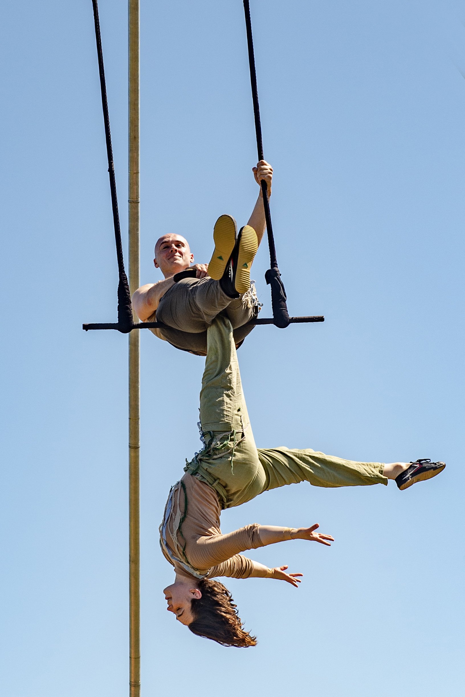 Acrobaten van circuscollectief Hringleikur uit IJsland tijdens hun theatervoorstelling Whatever the Weather tijdens Oerol 2023.