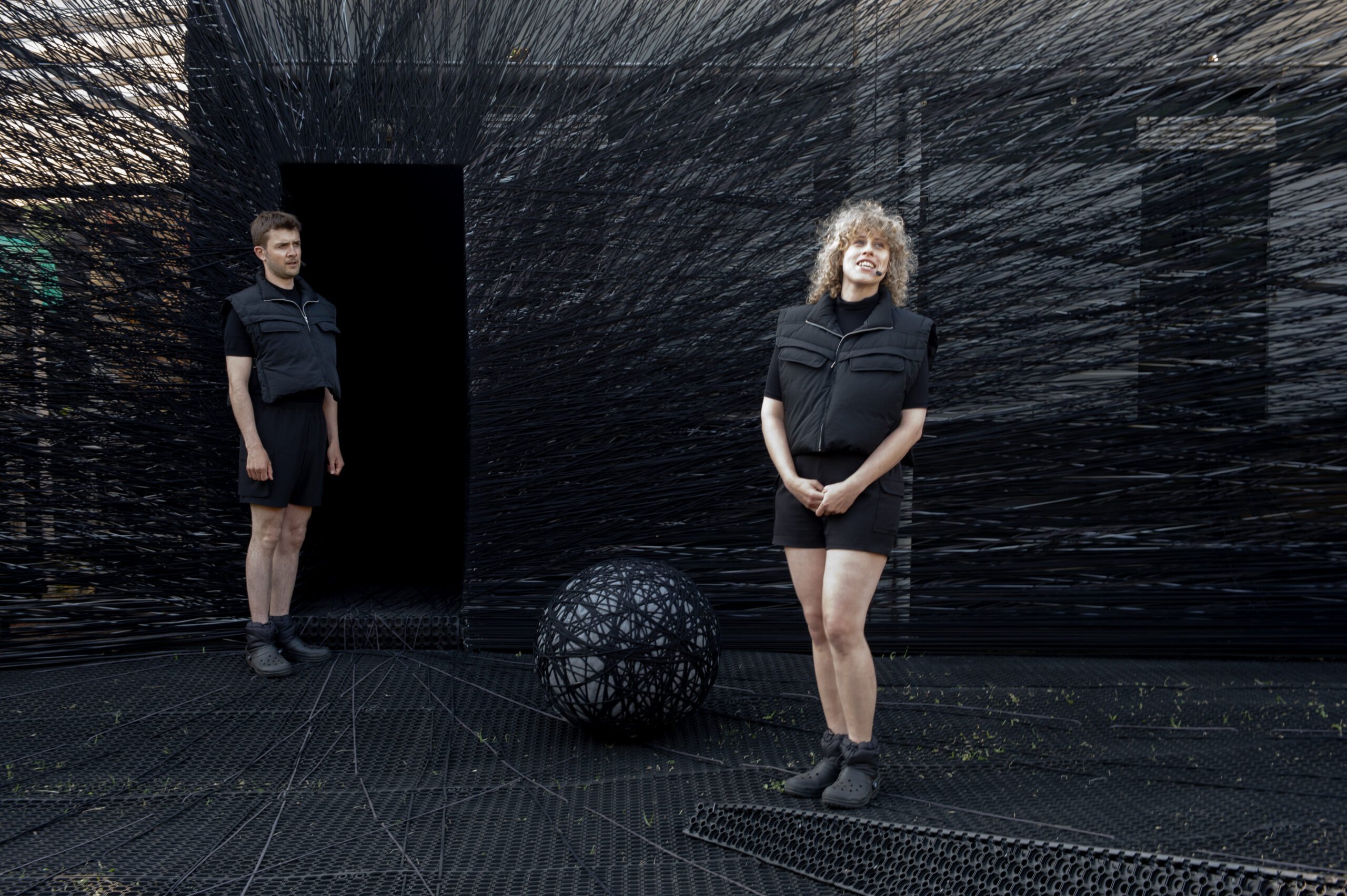 Voorstellingsbeeld uit de theatervoorstelling Bram van Kompagnie Kistemaker, een voorstelling annex podcast over het leven van Brammetje Cox, de oma van acteur Daniel Cornelissen, welke speelde tijdens Oerol 2023.