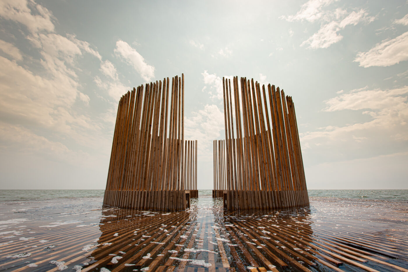 Houten getijdenobject De Streken van beeldend kunstenaar Marc van Vliet bij hoogwater.