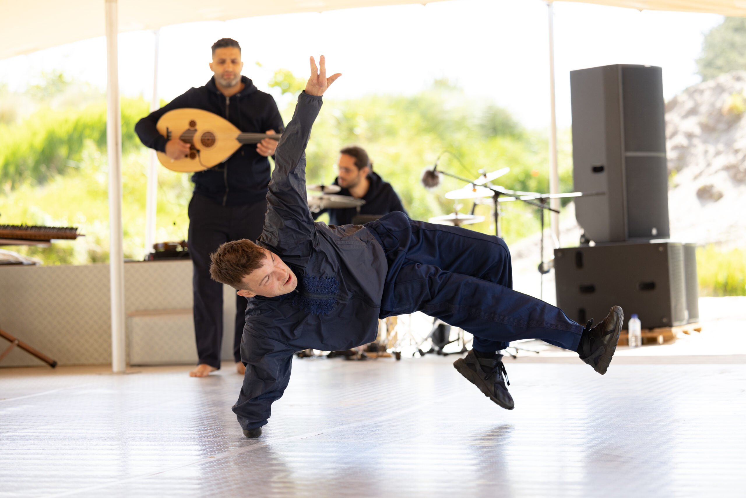 Fysiek beperkte hip-hopdanser Redo in de voorstelling Remla, een muzikale reis waarin twee hiphop/break-dansers en drie muzikanten op zoek gaan naar een gezamenlijke verbinding met hun roots, Oerol 2023.