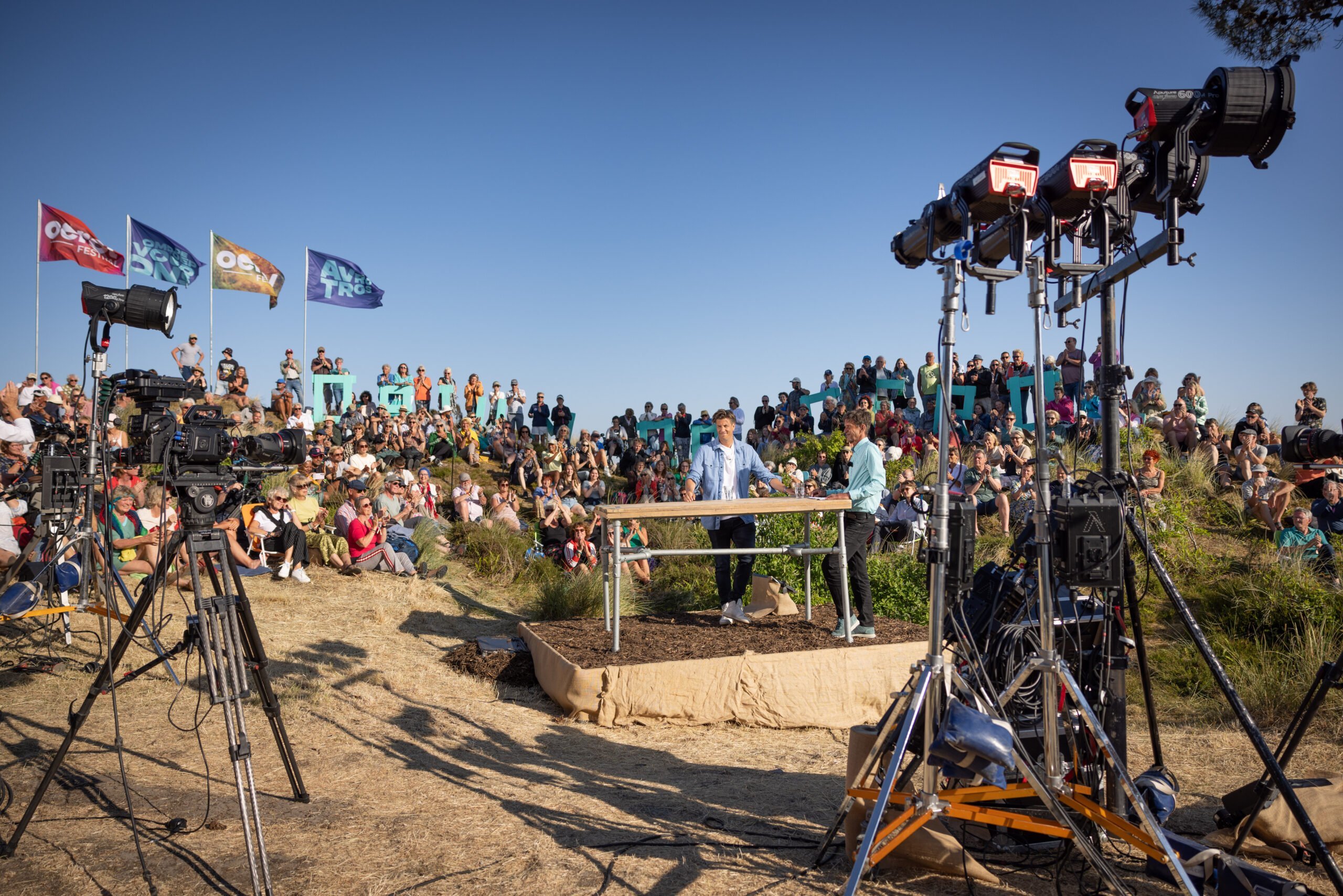 Presentator Cornald Maas tijdens de live-uitzending van televisieprogramma Opium op Oerol met als gast Rob Kemps van de Snollebollekes tijdens Oerol 2023.
