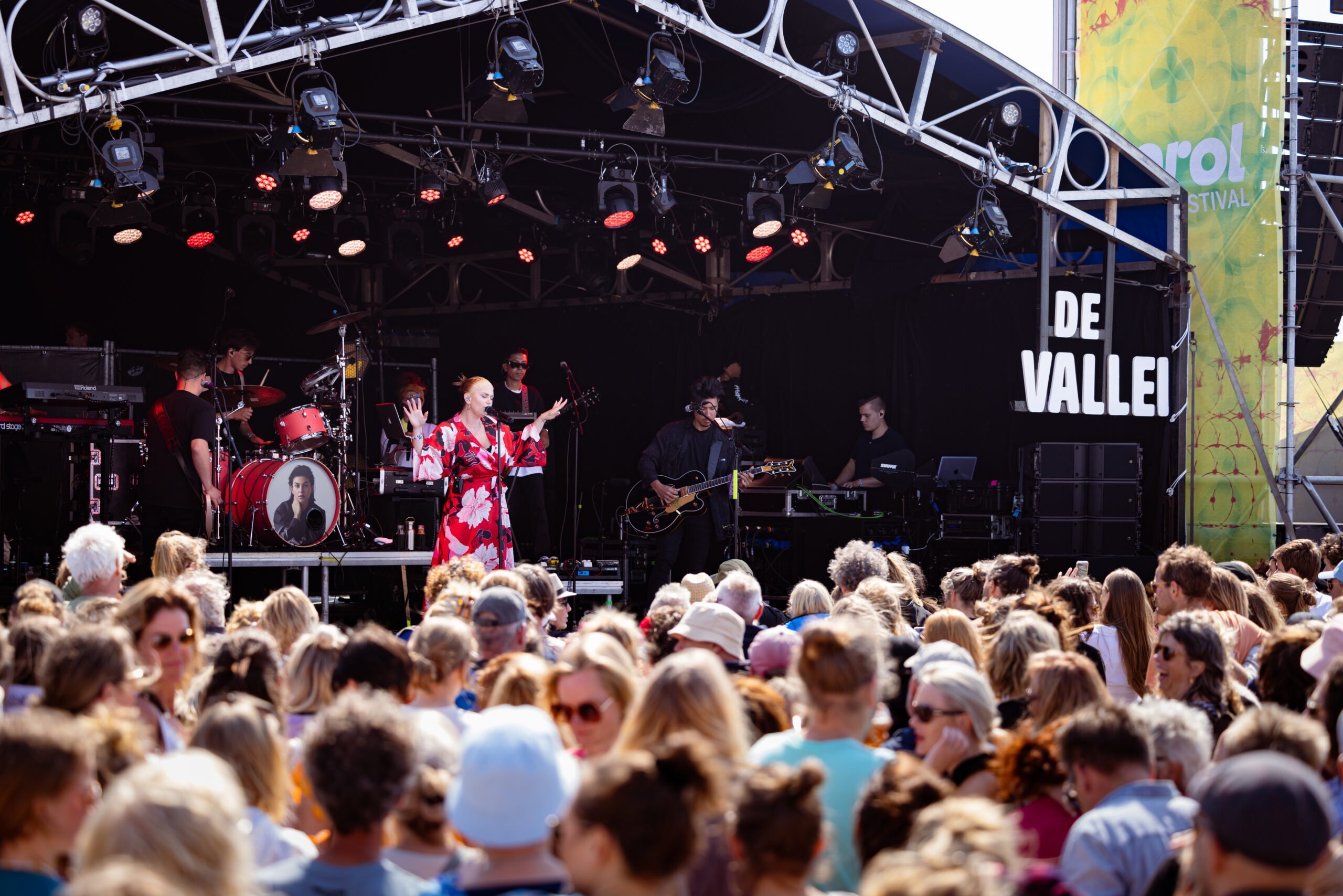 Zangeres Roxeanne Hazes treed op festivalhart de Deining als opening van Oerol 2023