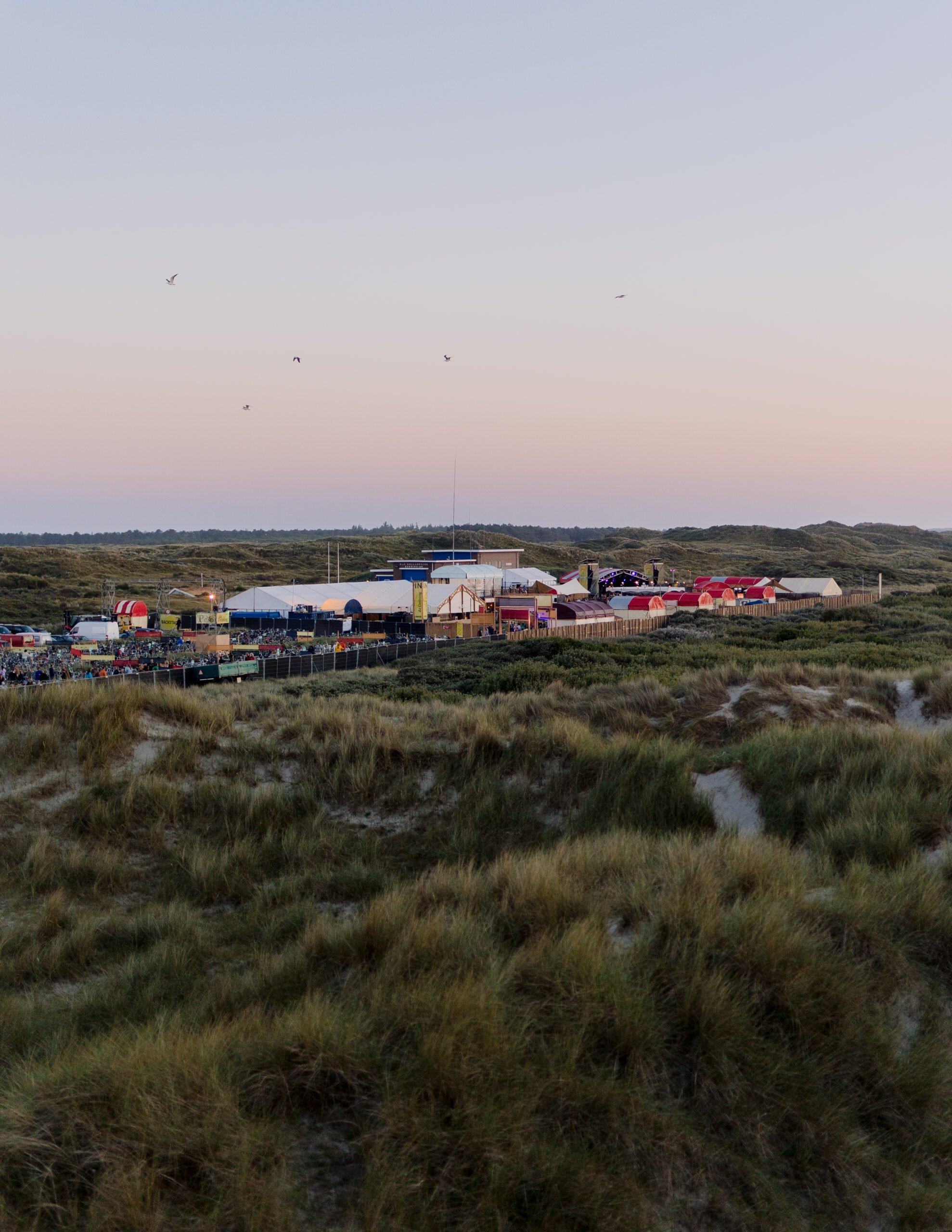 Overzicht van festivalhart de Deining inclusief de fietsenstalling tijdens Oerol 2023