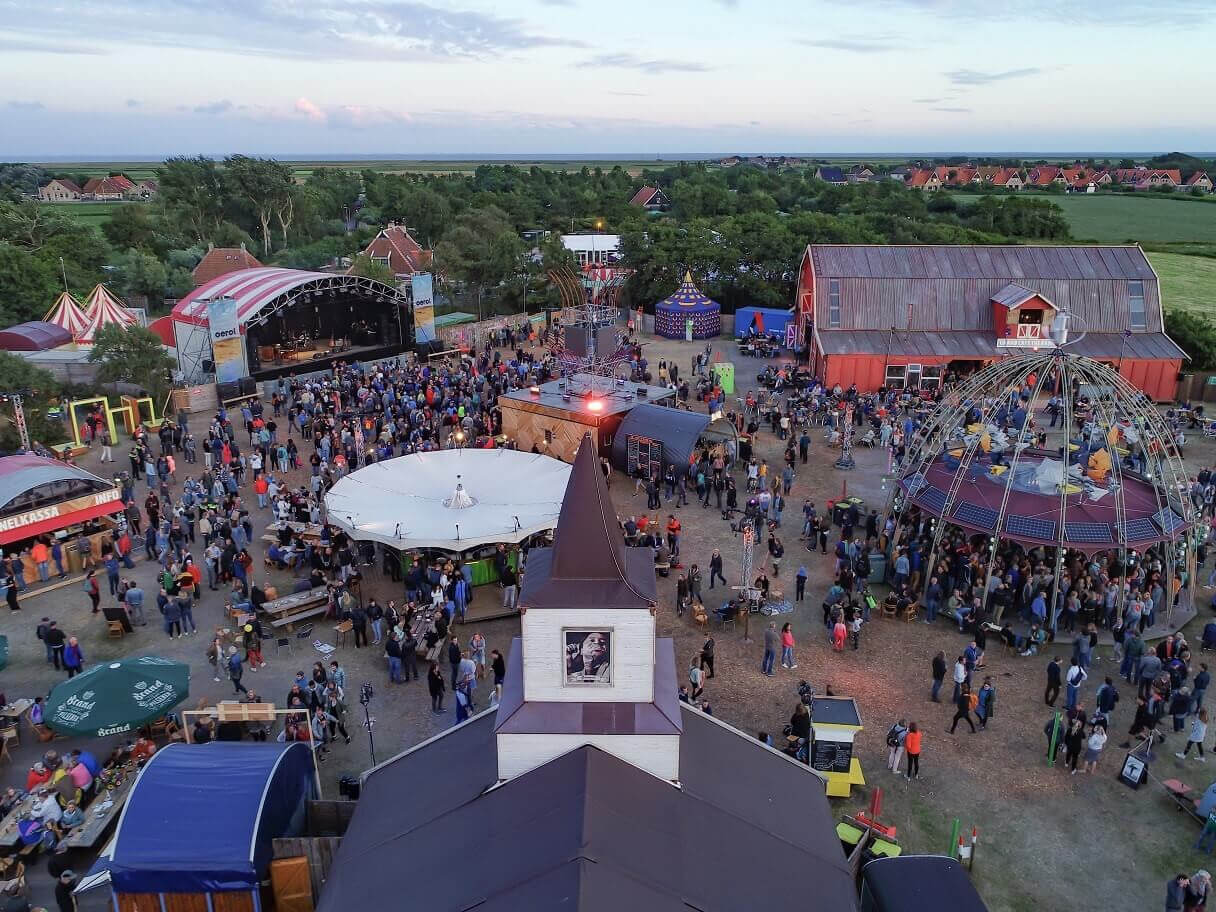 Sfeerbeeld van festivalterrein de Westerkeyn tijdens Oerol.
