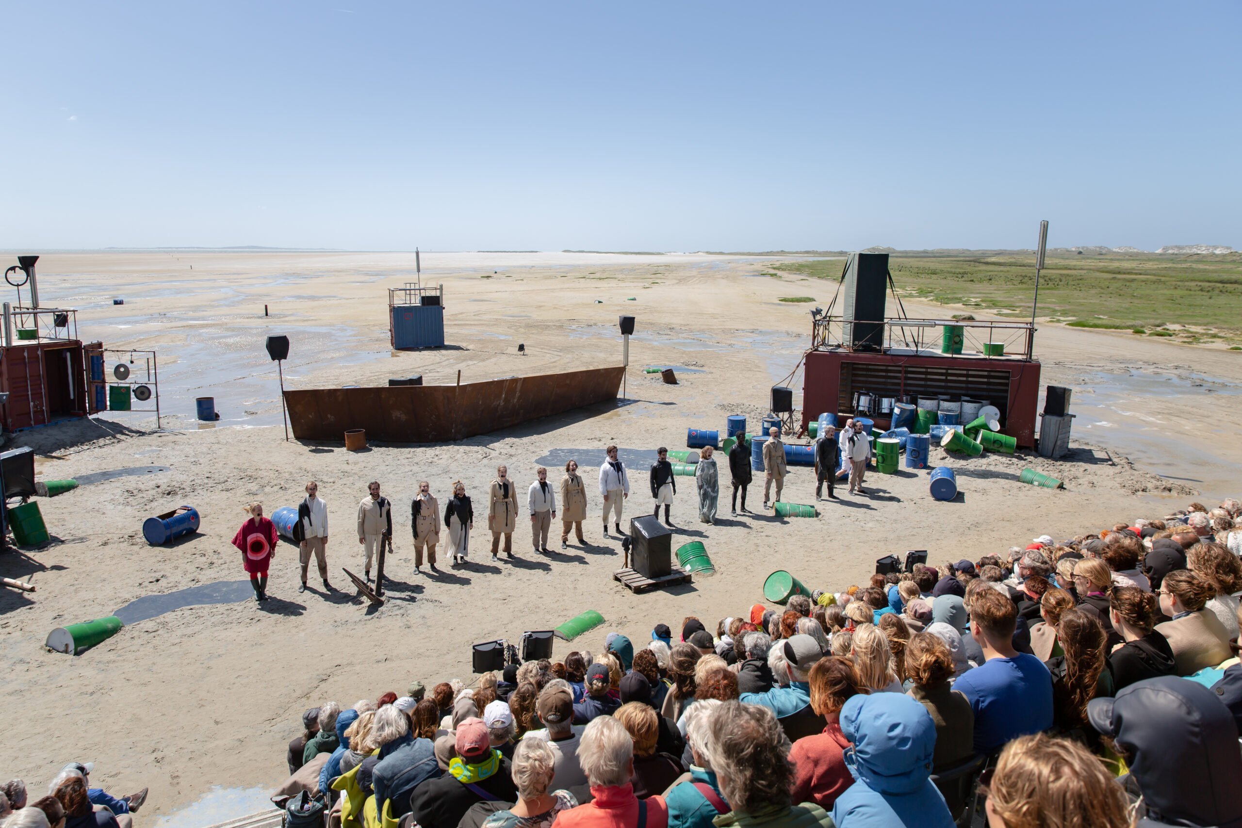 spelers ontvangen applaus na de theatervoorstelling Kaapdiegoeiekoop van theatergezelschappen Silbersee en Gouden Haas in samenwerking met Slagwerk Den Haag en Consensus Vocalis tijdens Oerol 2022.