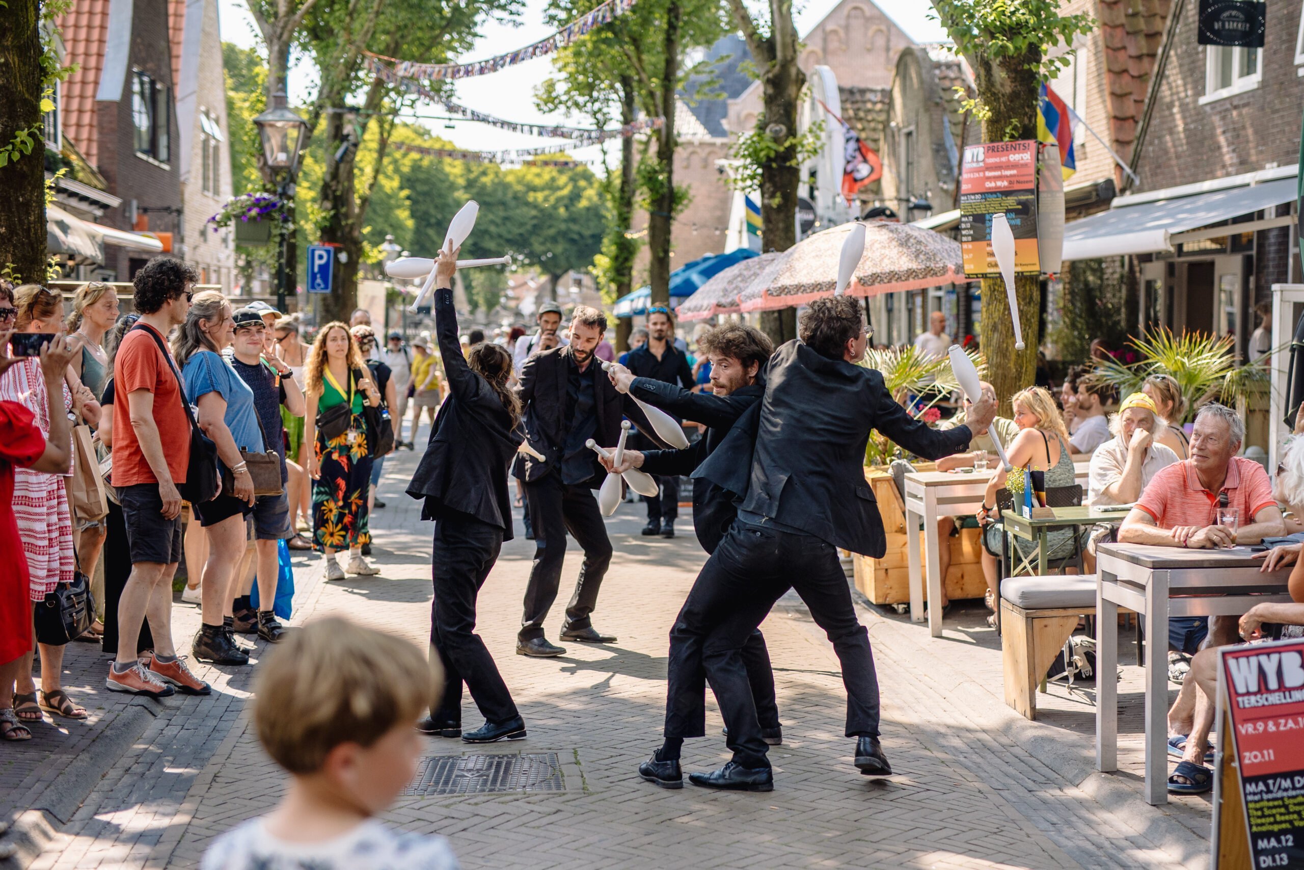 Straattheater van circuscollectief Collectif Protocole in Midsland tijdens Oerol 2023© Marleen Annema