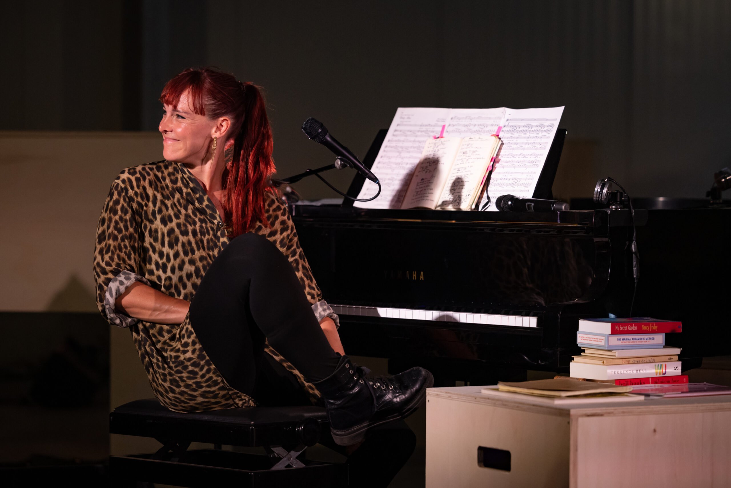 Zangeres Wende tijdens haar muziektheater voorstelling Vrijplaats, gespeeld tijdens Oerol 2023