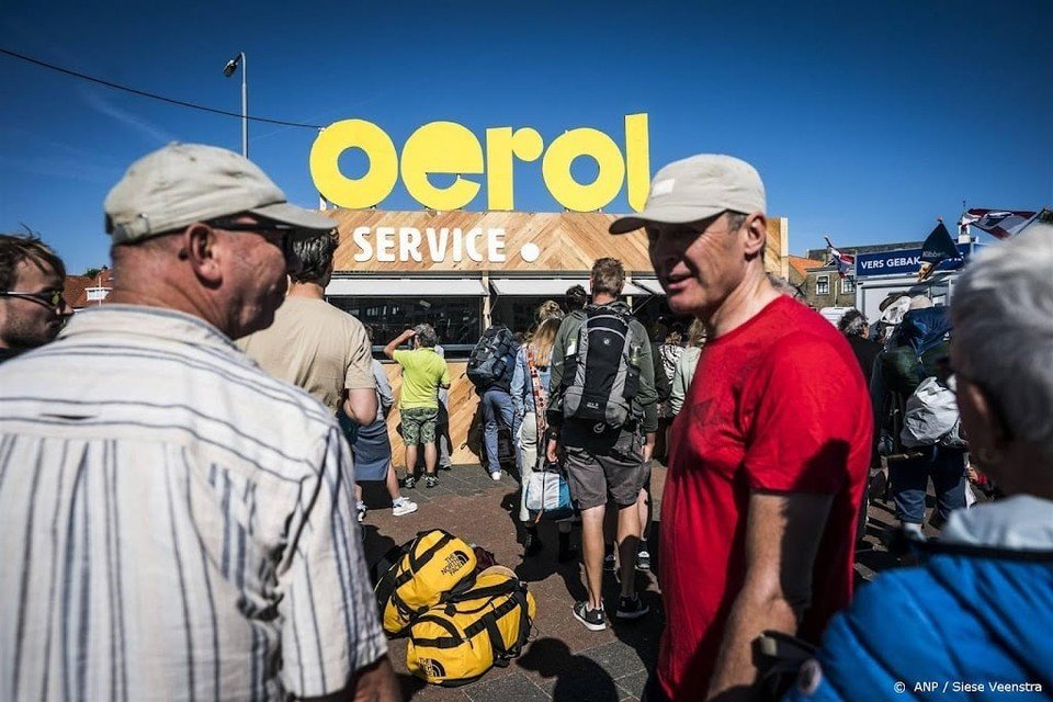 Oerol servicebalie op het haventerrein van Rederij Doeksen tijdens Oerol 2022