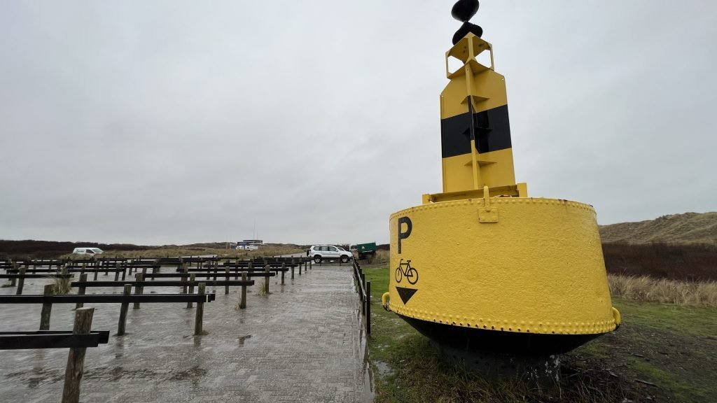 De grote gele boei op het parkeerterrein bij Paal 8 op Terschelling.