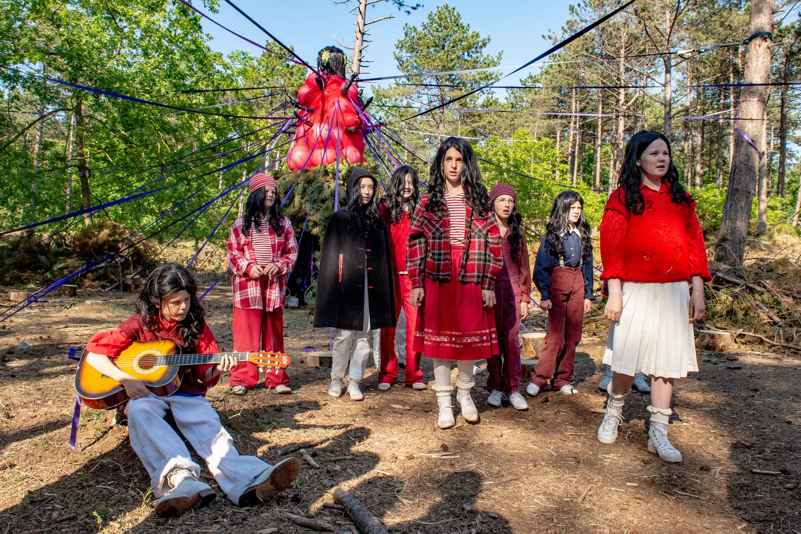 Voorstellingsbeeld met Terschellinger kinderen uit residentie voorstelling The Cure van theatergroep Tijd van de Wolf van theatermaker Alexandra Broeder, Oerol 2023