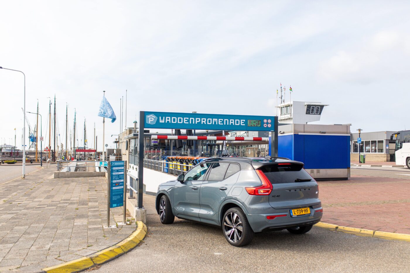 Auto rijdt parkeergarage Waddenpromenade van Parkeren in Harlingen in, gelegen op de veerhaven van Rederij Doeksen.