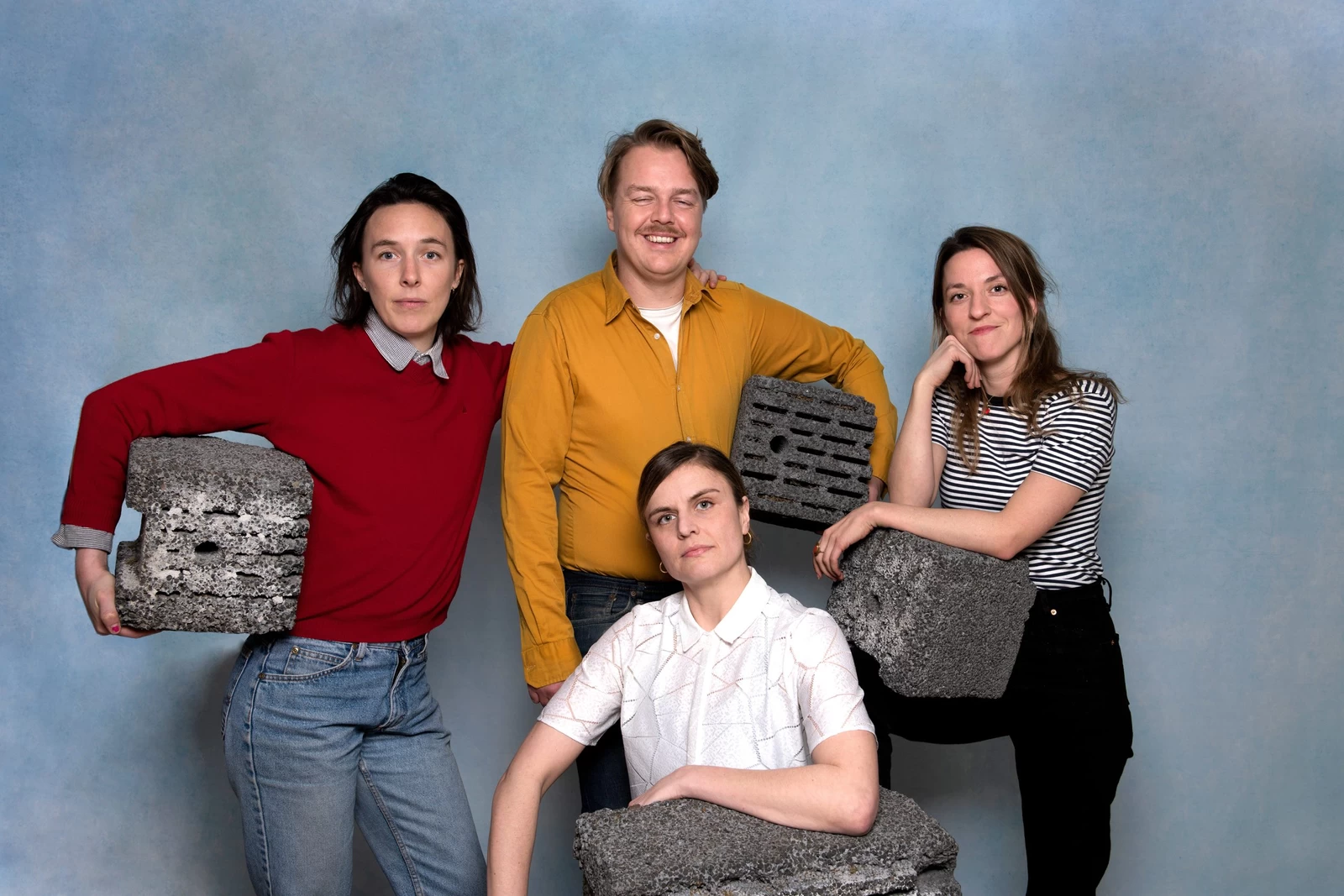 Vier theatermakers van theatercollectief BOG, die tijdens Oerol 2023 de voorstelling BOG.2. een nieuwe poging het leven te herstructureren speelden.