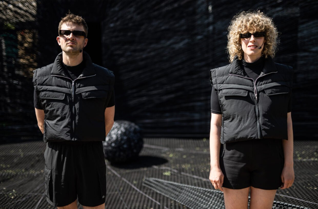 Twee mensen in zwarte outfits met zwarte zonnebrillen, voorstellingsbeeld uit Bram van theatergroep Kompagnie Kistemaker, gespeeld tijdens Oerol 2023