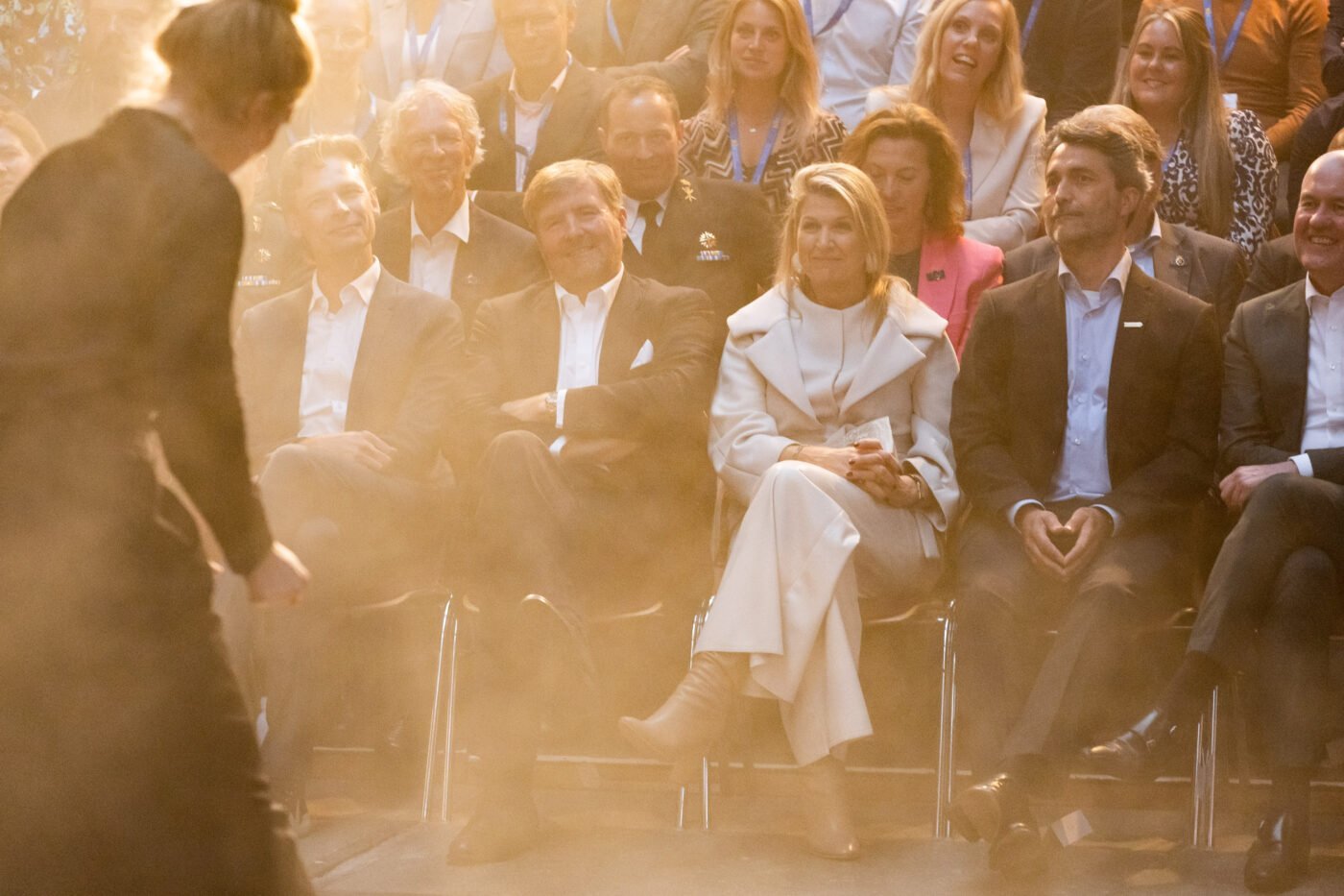 Het koninklijk paar kijkt naar de preview van Sâlt van de Friese thatergroep tryater tijdens hun bezoek aan de Waddeneilanden