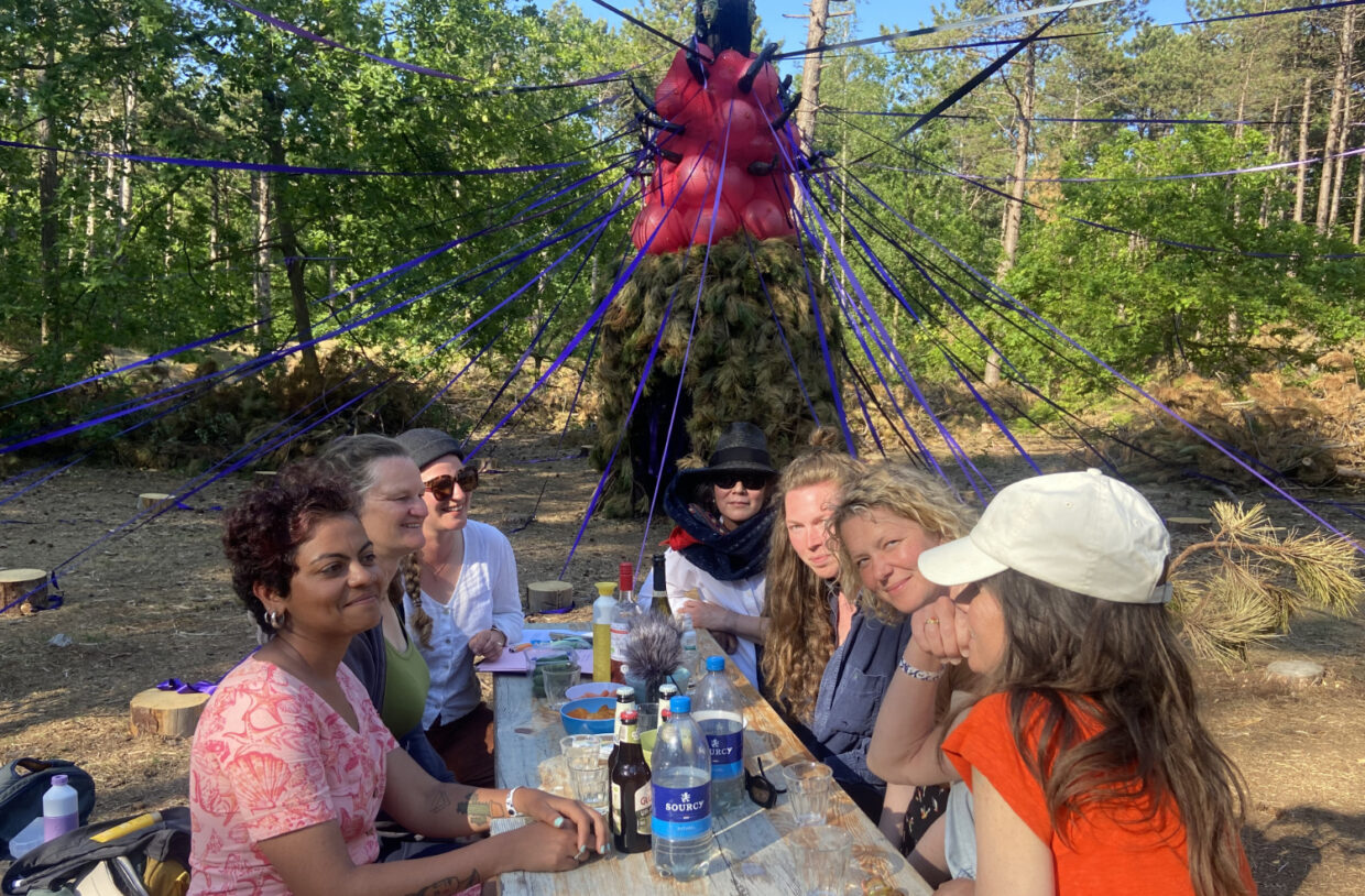 Zeven vrouwen in gesprek in het decor van The Cure, een theatervoorstelling van Alexandra Broeder en collectief Tijd van de Wolf, gespeeld op Oerol 2023