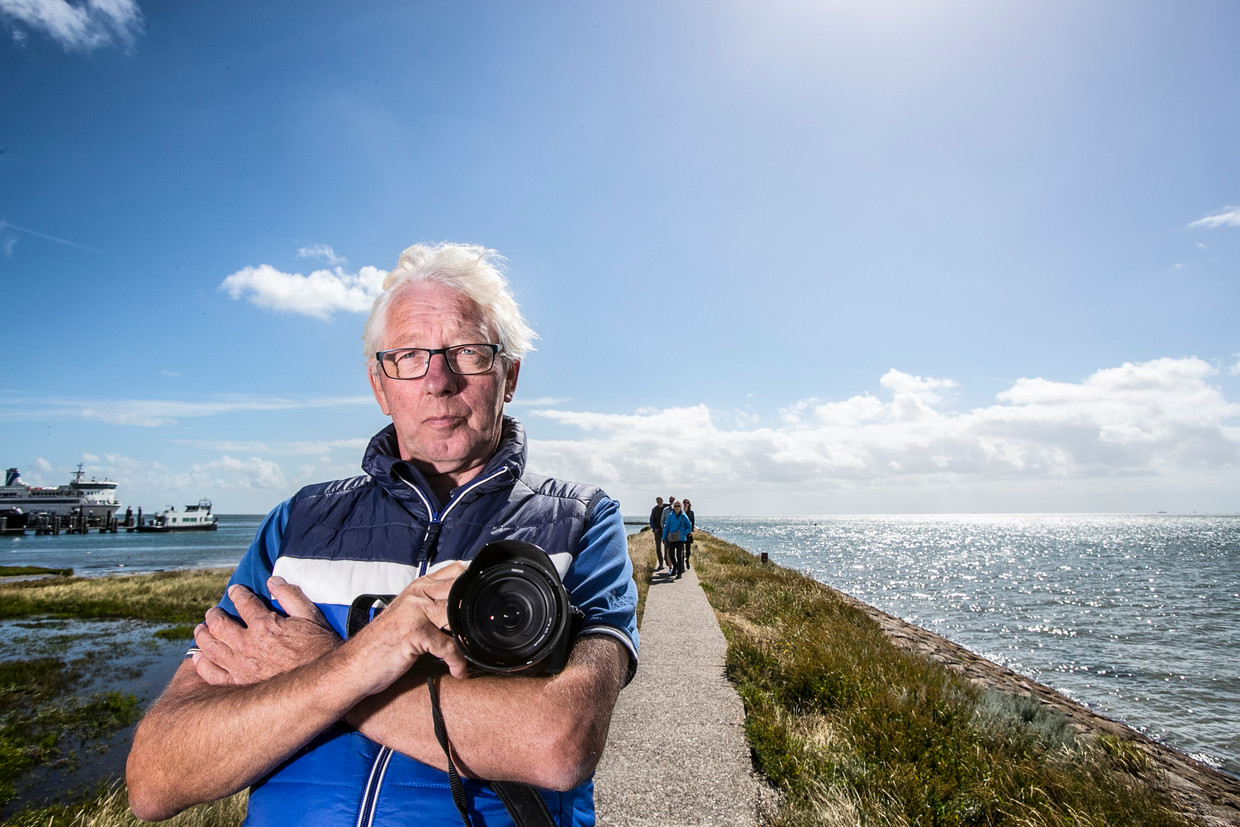 Portret van Sytse Schoustra, Terschellinger fotograaf en oprichter van Stichting Vrienden van Oerol