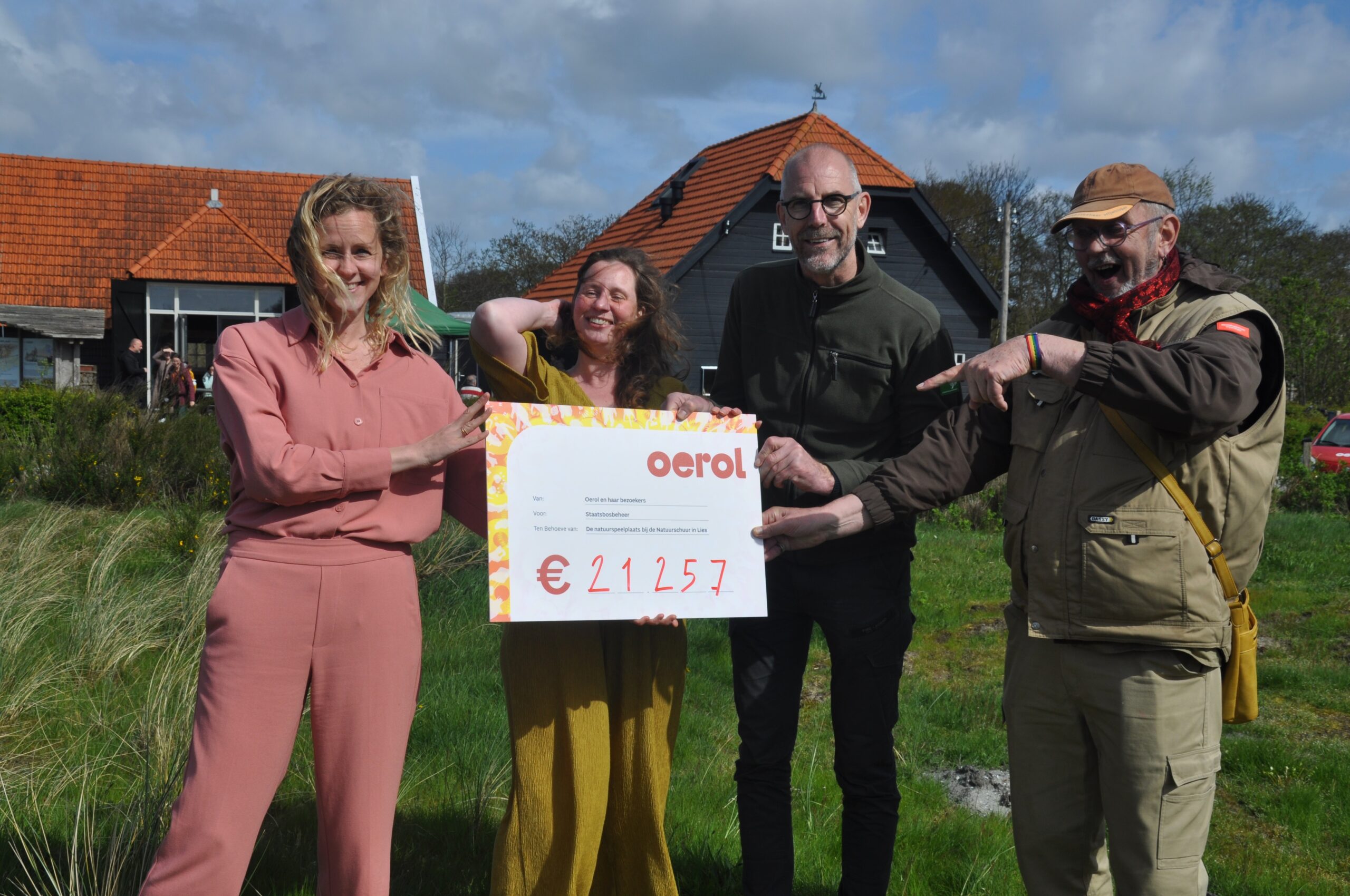 Oerol presents generous donation for the construction of children’s playground in Lies