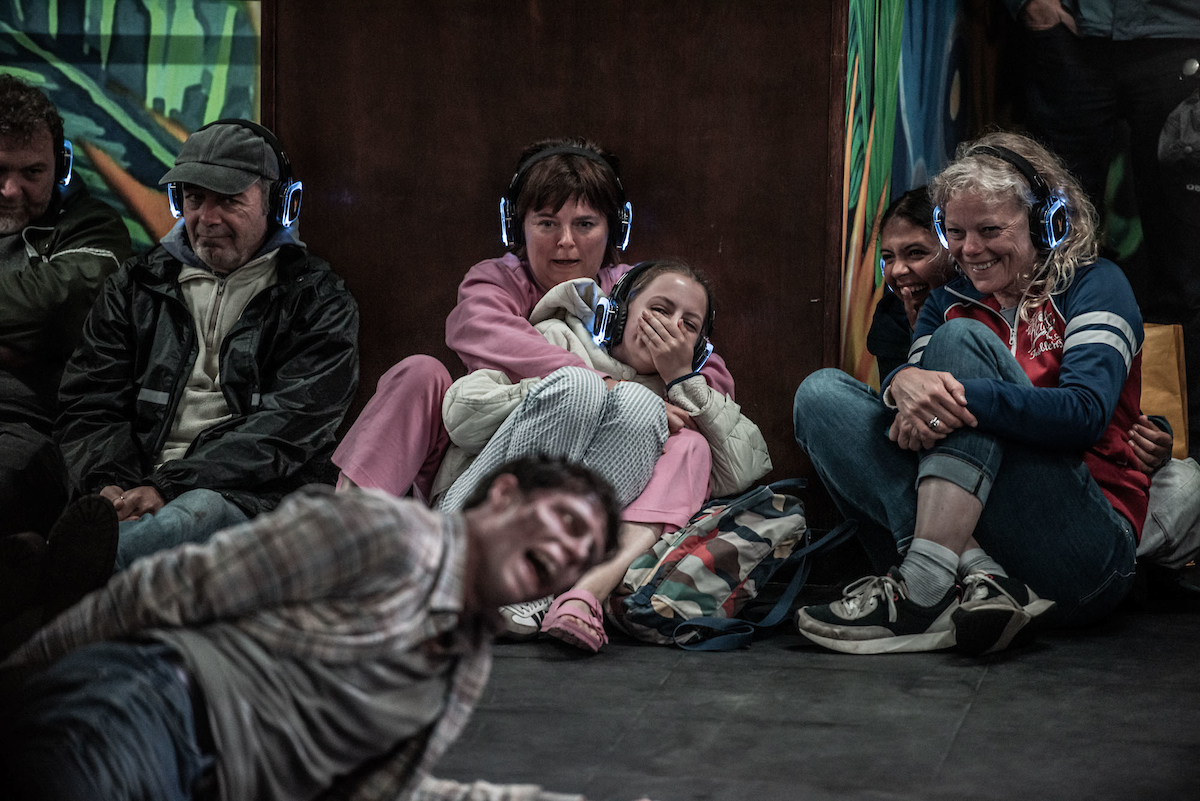 Straattheater op Oerol: dansende zombie en trommelen met eetstokjes